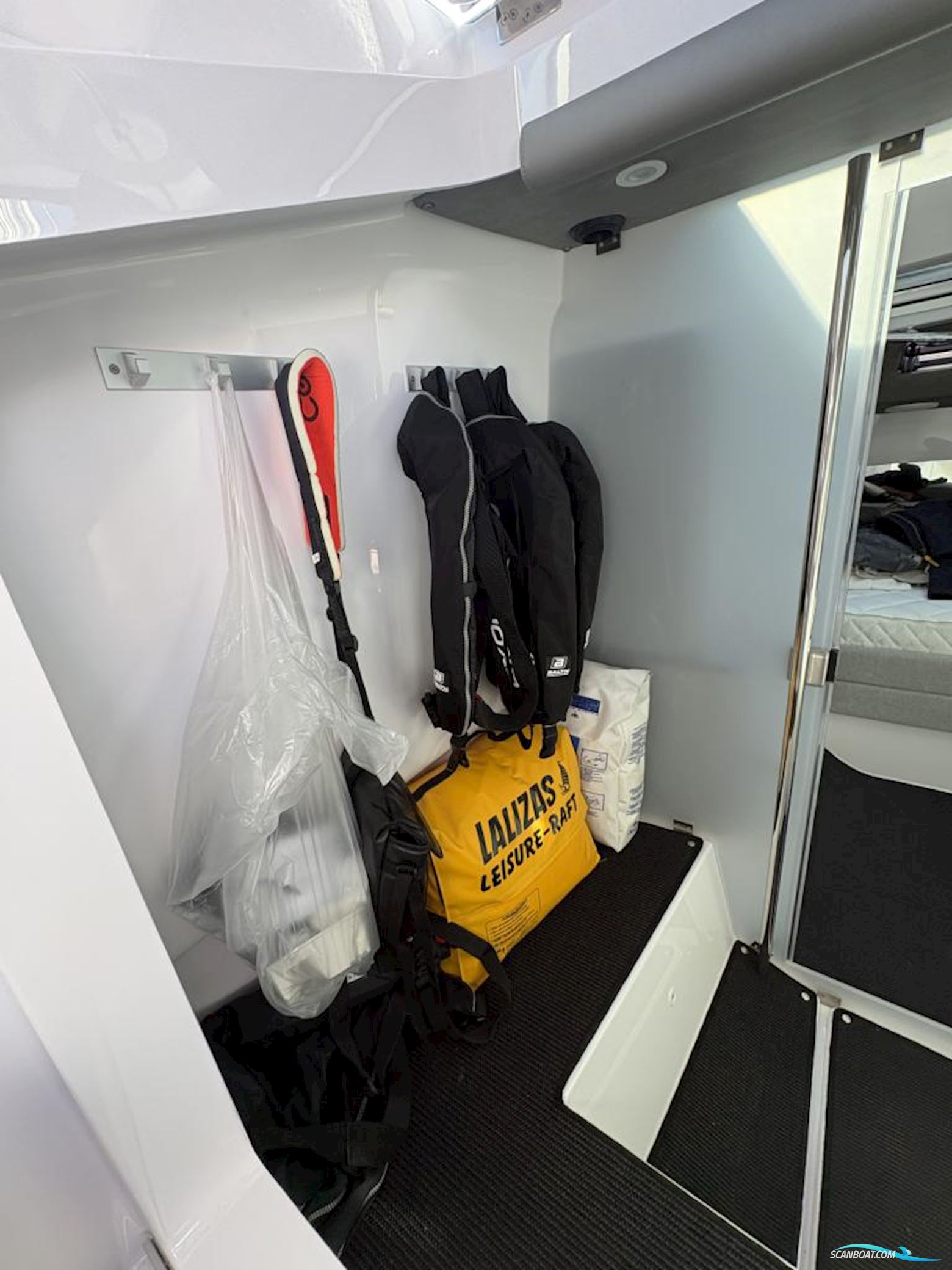 Axopar 37 XC Cross Cabin