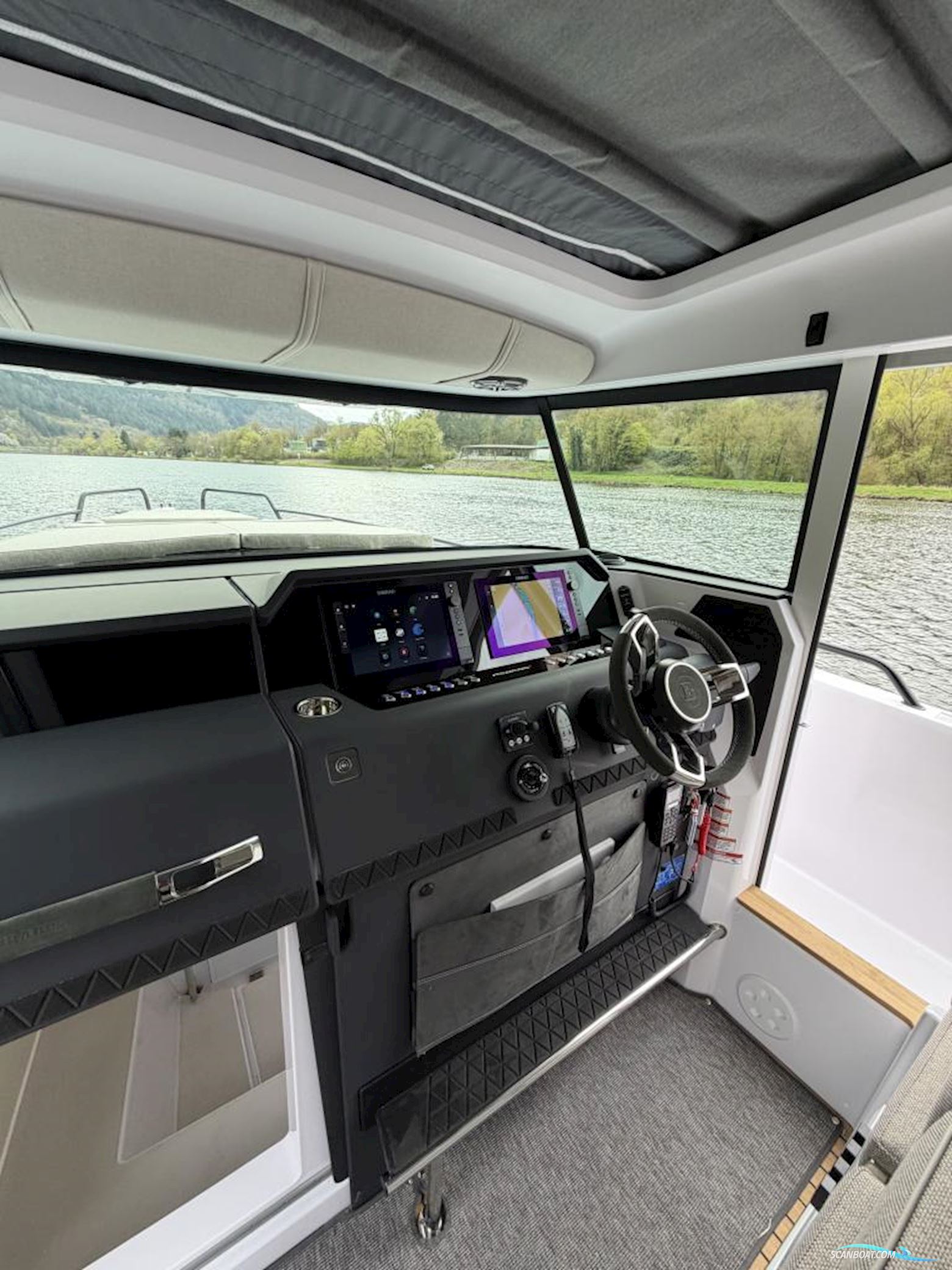 Axopar 37 XC Cross Cabin