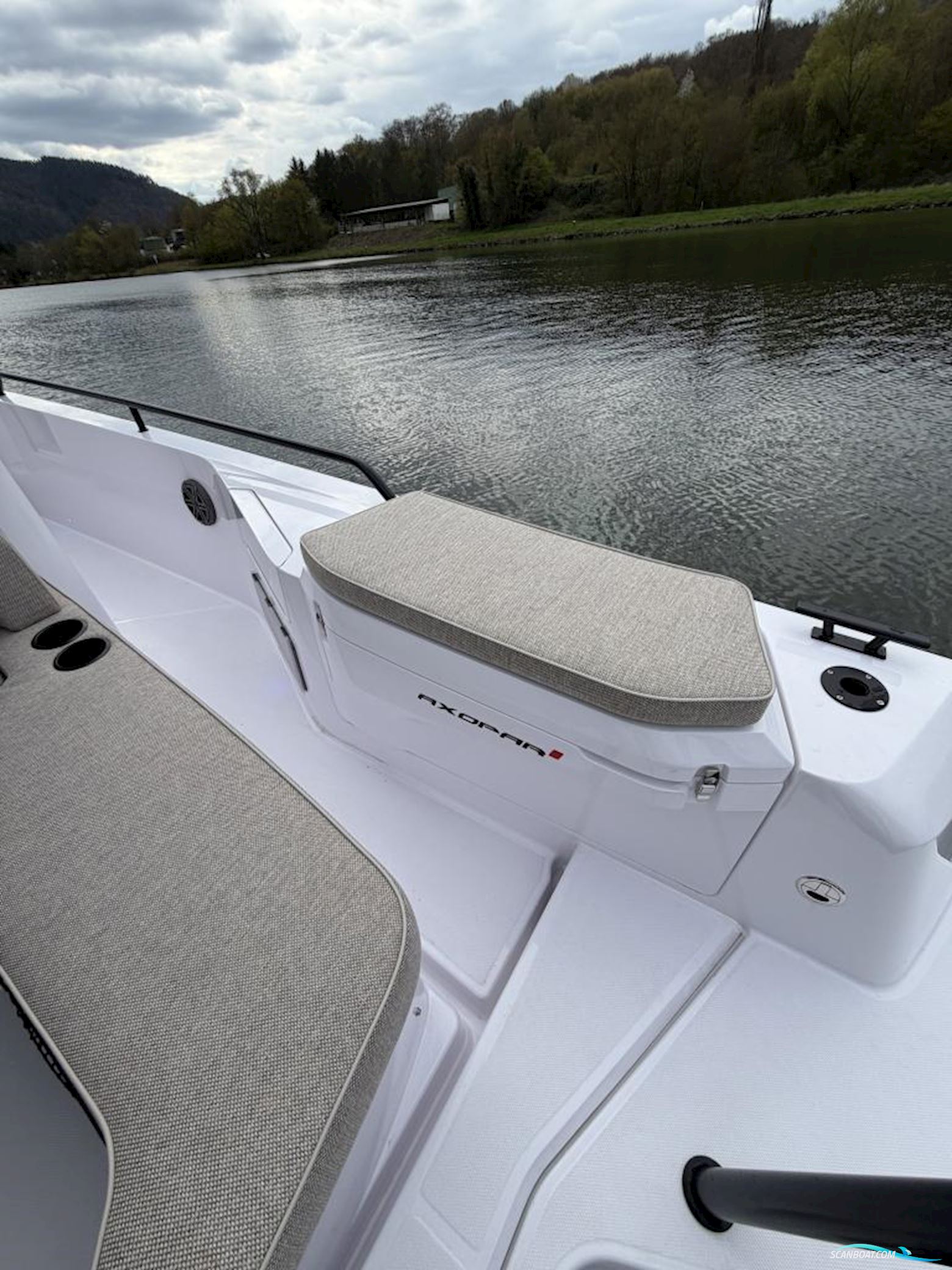 Axopar 37 XC Cross Cabin