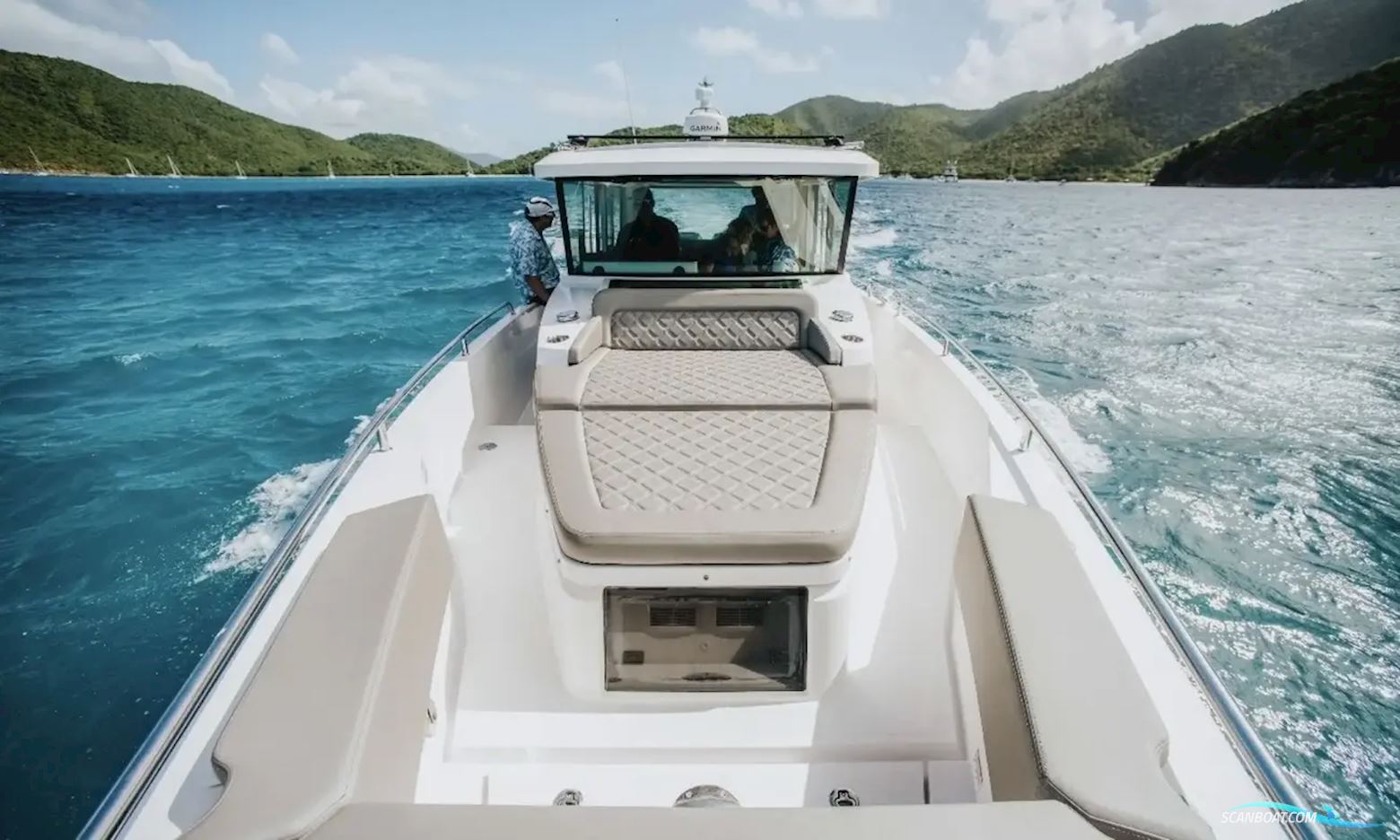 Axopar 37 XC Cross Cabin