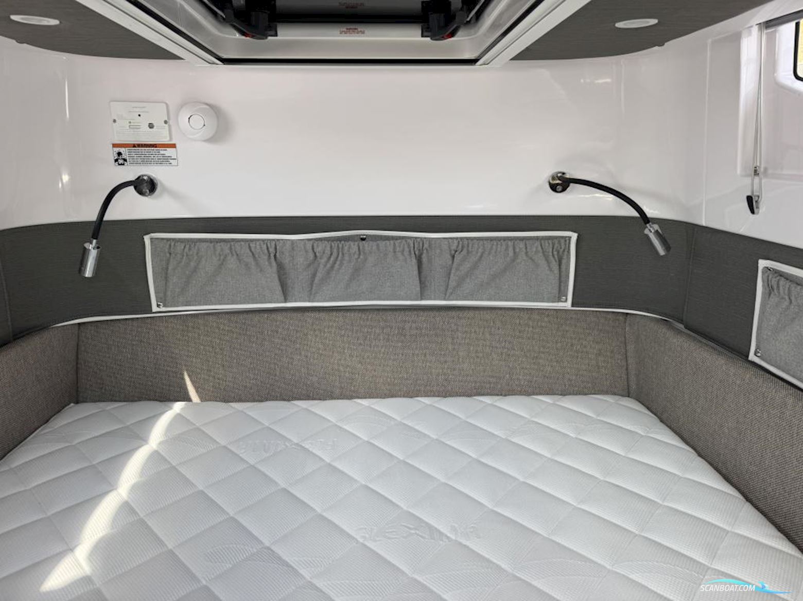 Axopar 37 XC Cross Cabin