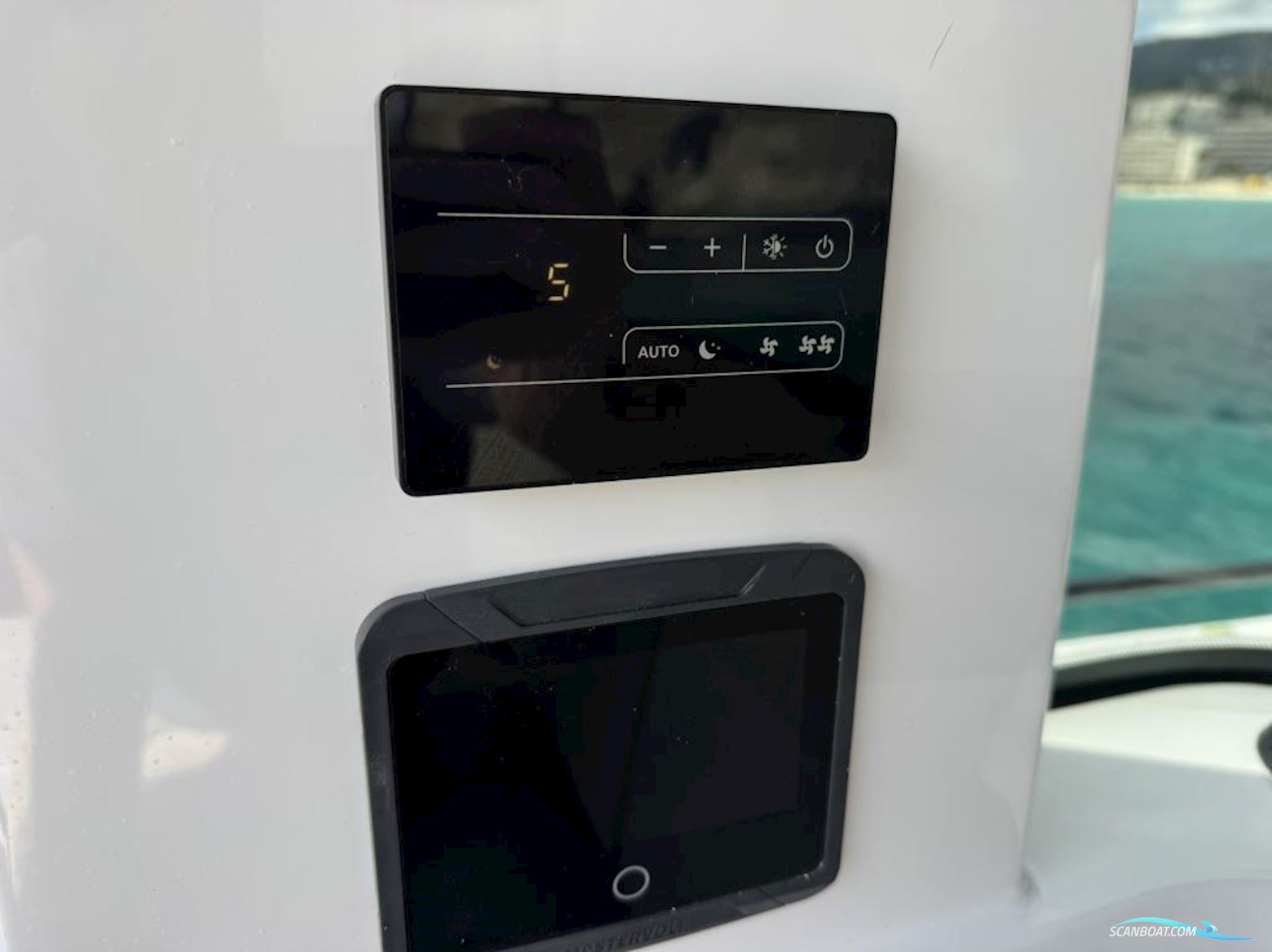 Axopar 37 XC Cross Cabin