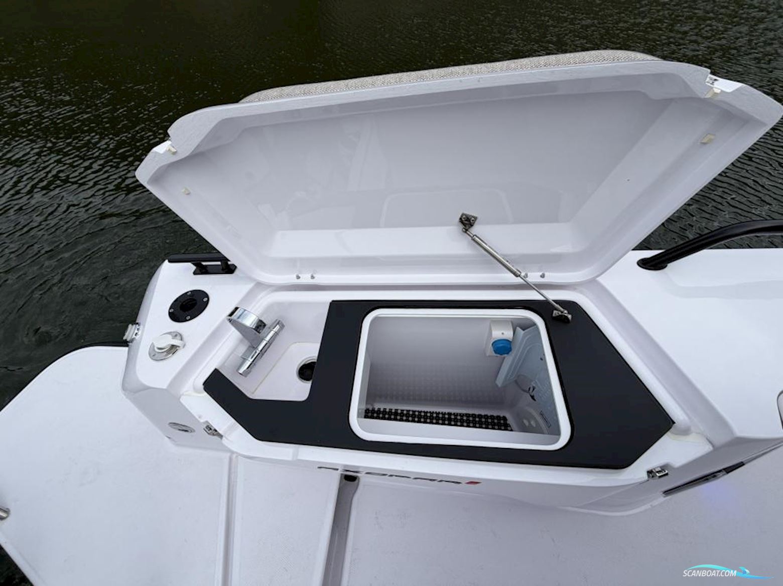 AXOPAR 37 XC Cross Cabin