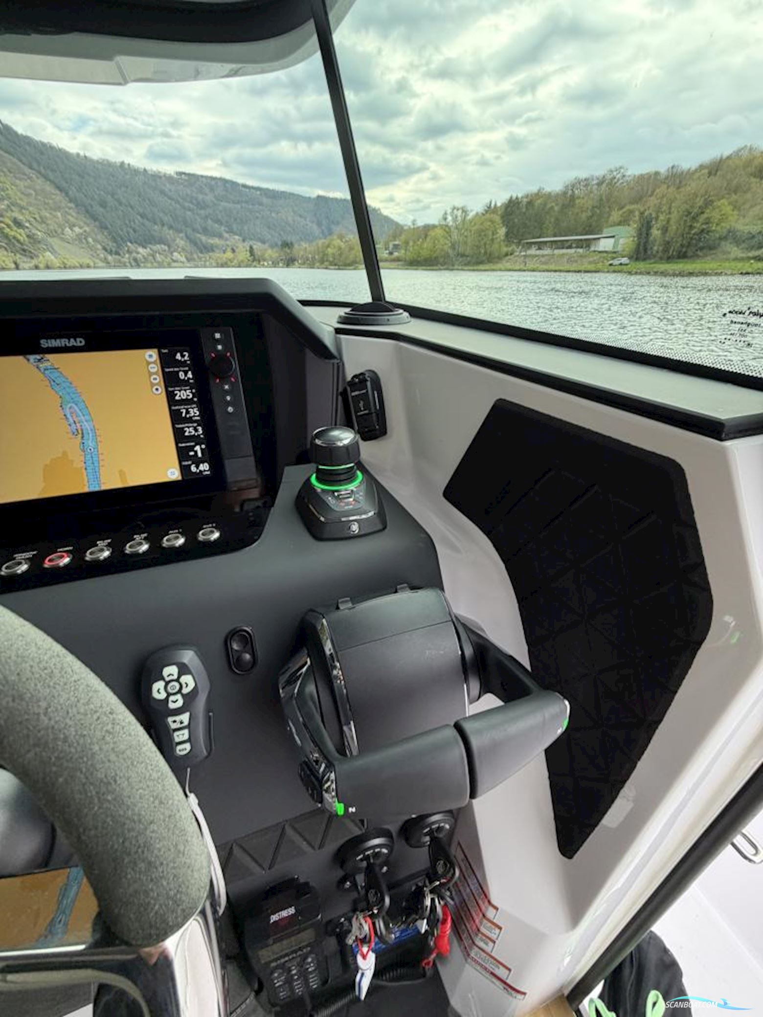 AXOPAR 37 XC Cross Cabin