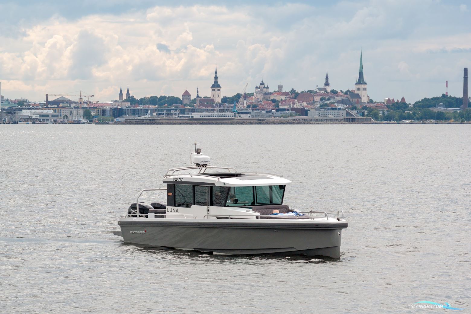 Axopar 37 XC Cross Cabin