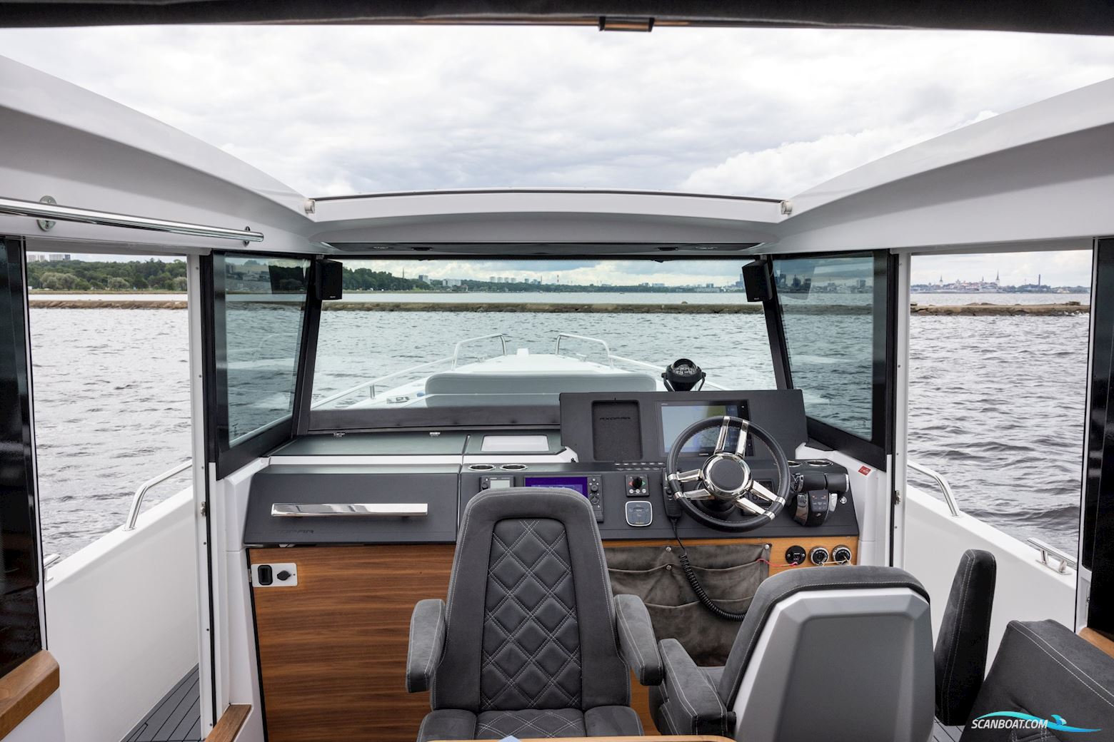 Axopar 37 XC Cross Cabin
