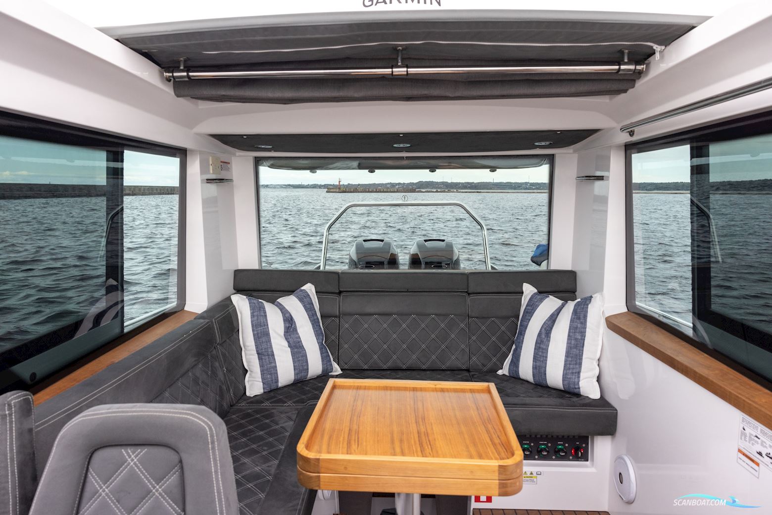Axopar 37 XC Cross Cabin