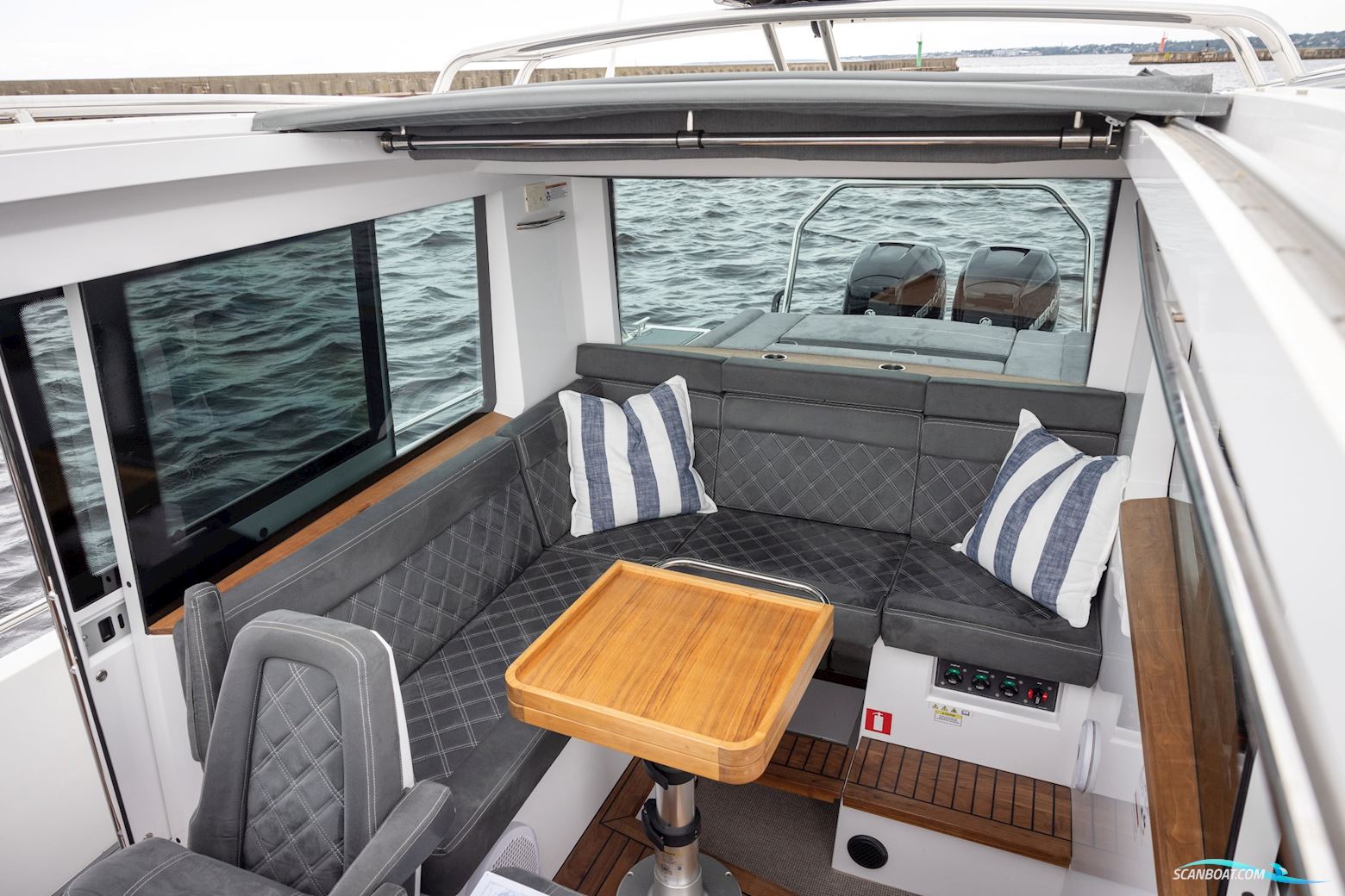 Axopar 37 XC Cross Cabin