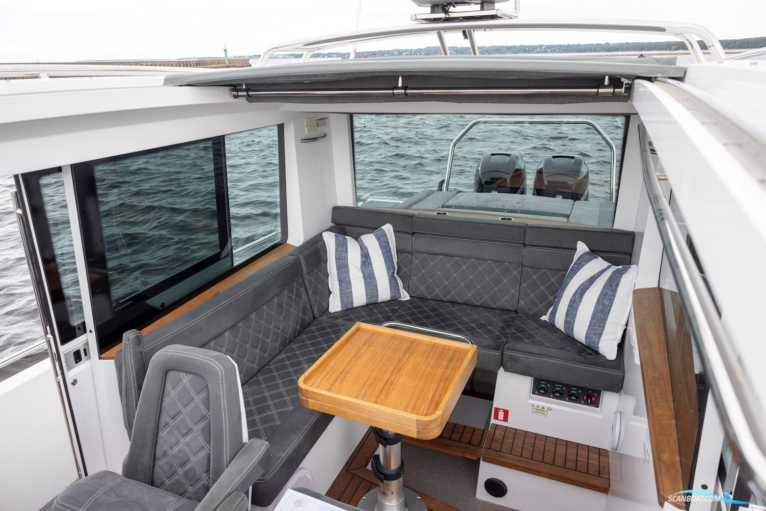 Axopar 37 XC Cross Cabin