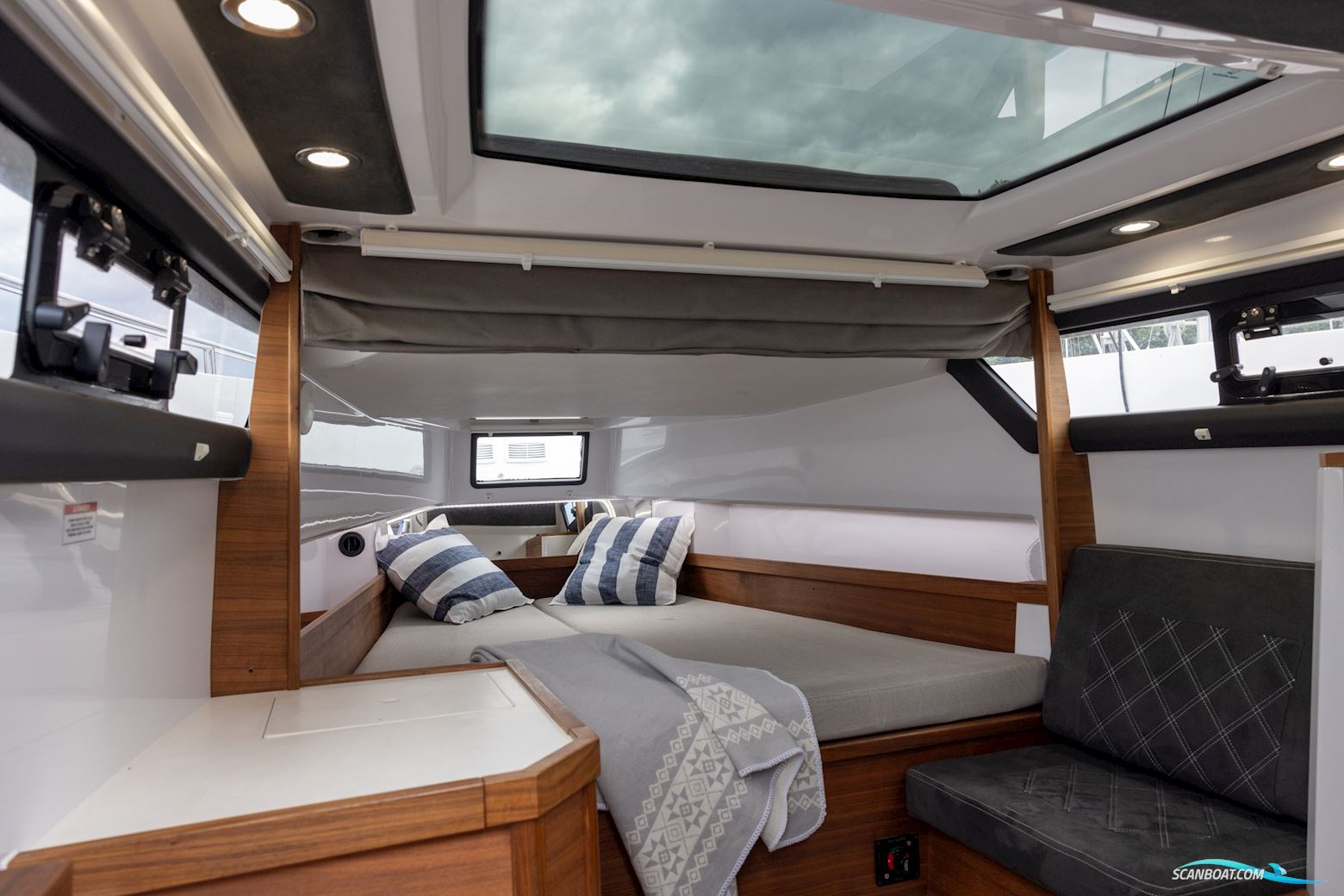 Axopar 37 XC Cross Cabin