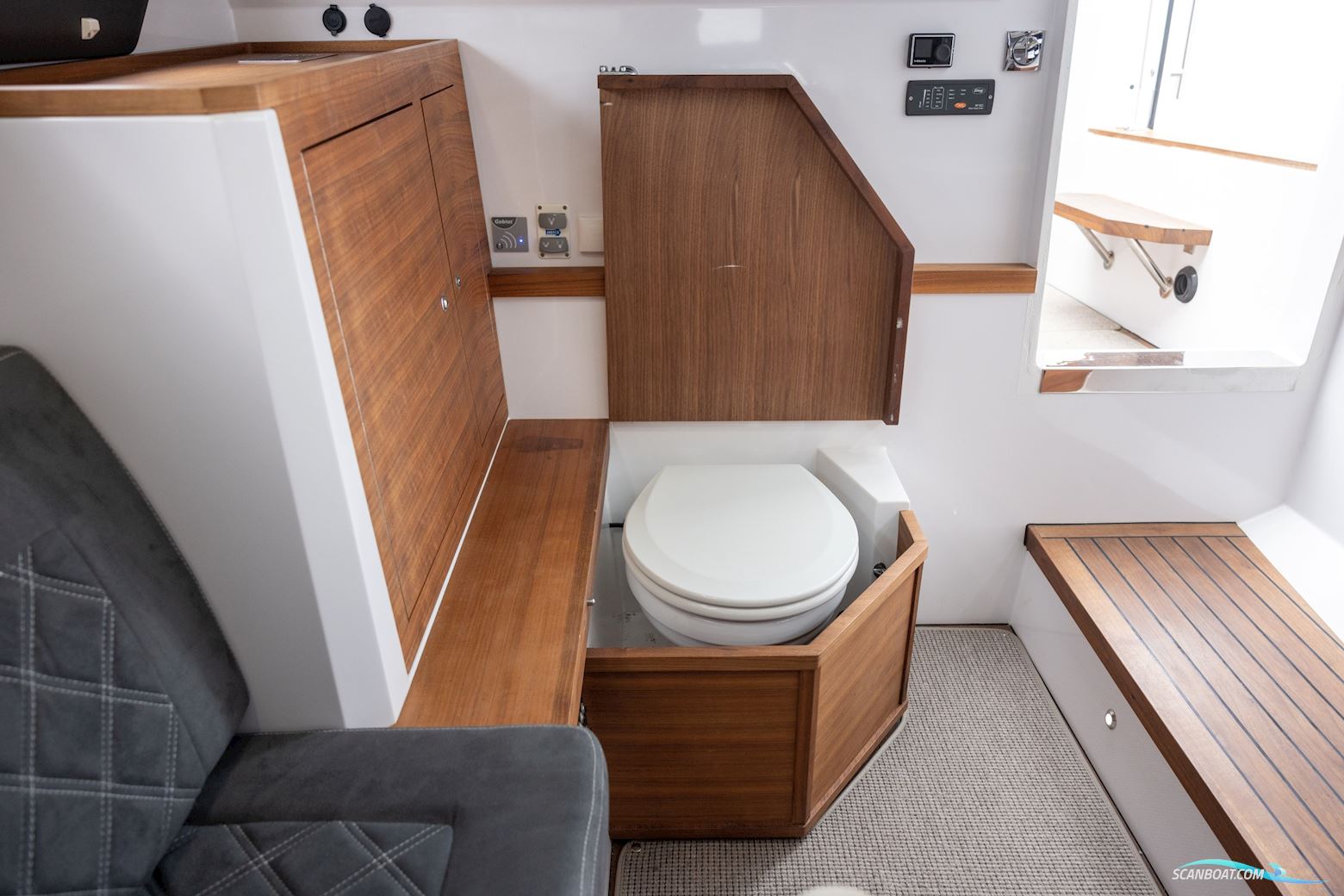 Axopar 37 XC Cross Cabin