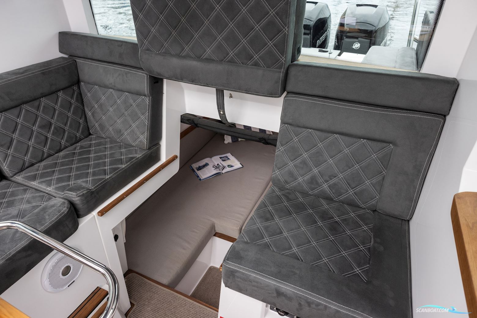 Axopar 37 XC Cross Cabin
