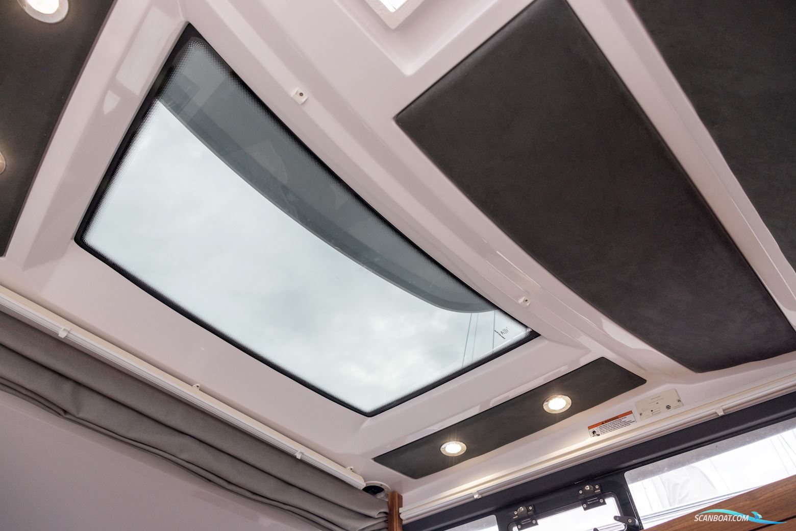 Axopar 37 XC Cross Cabin