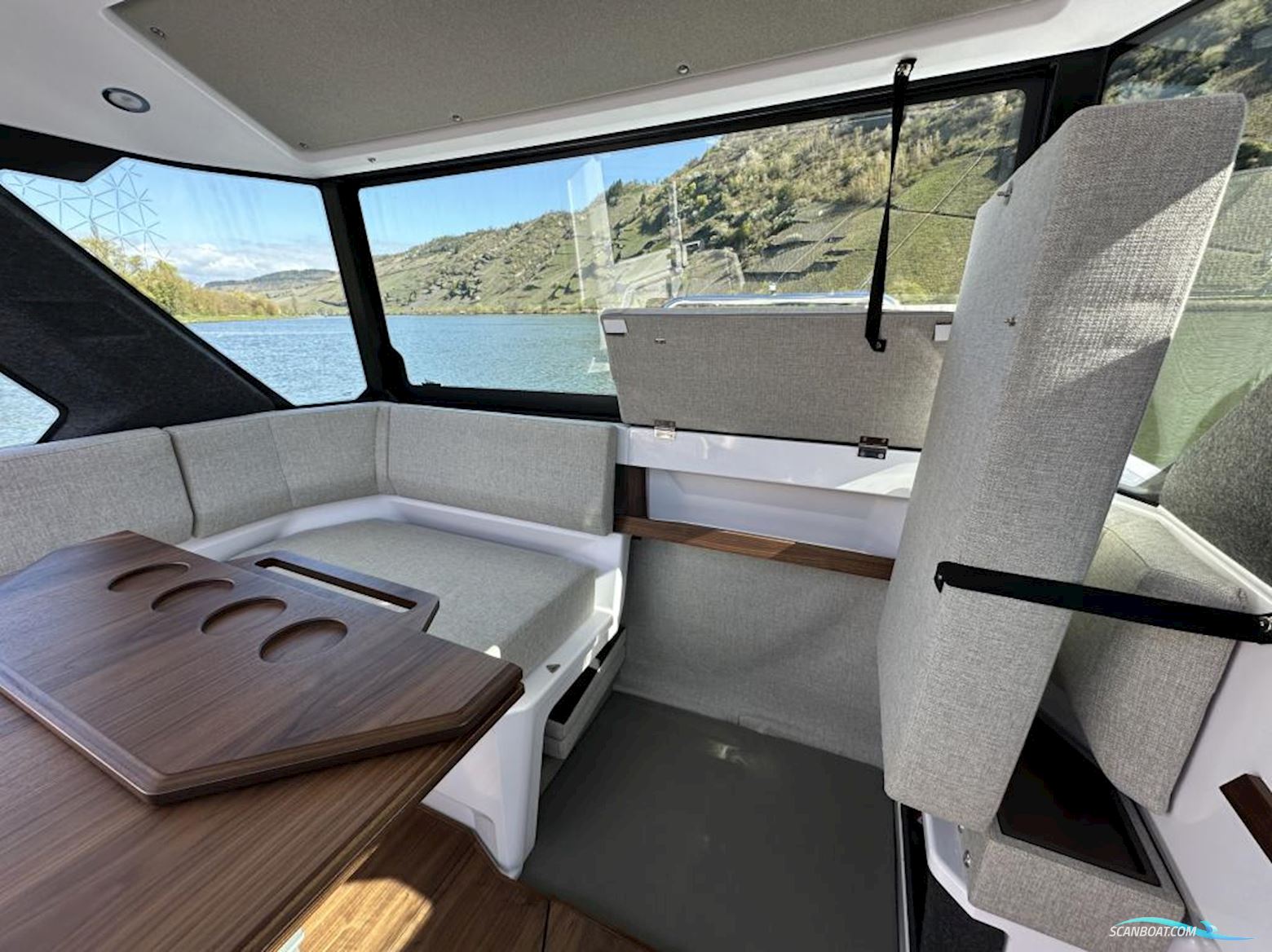 Axopar 38 Cross Cabin