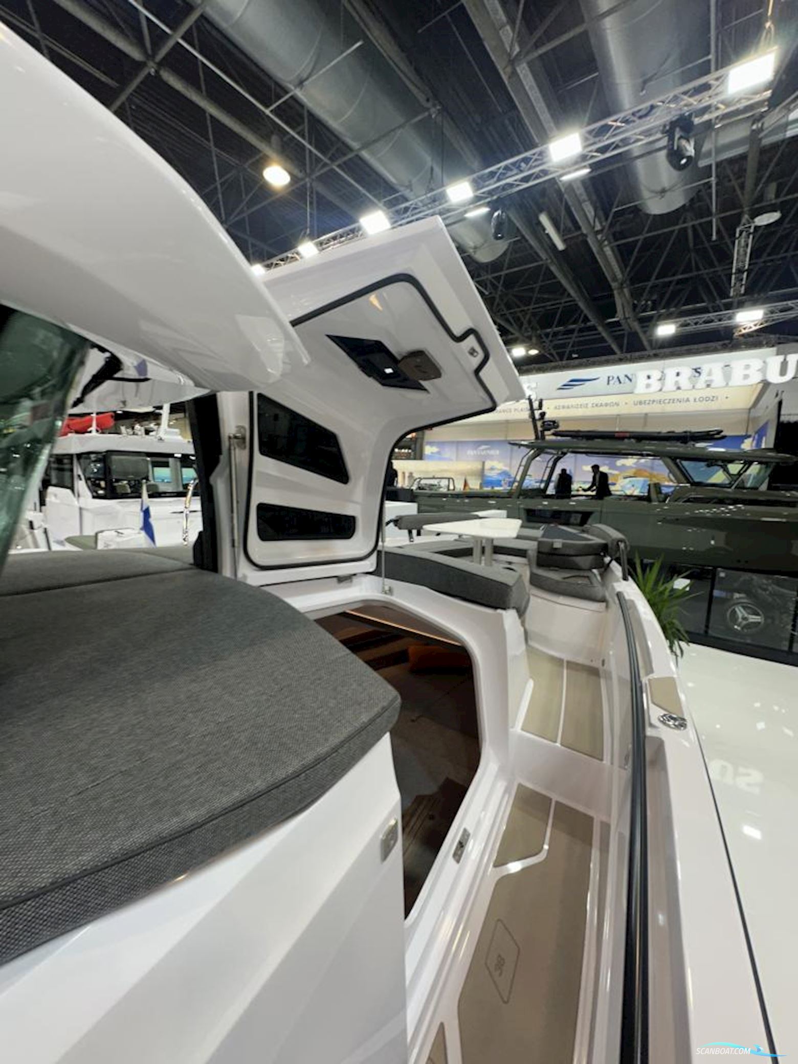Axopar 38 XC Cross Cabin