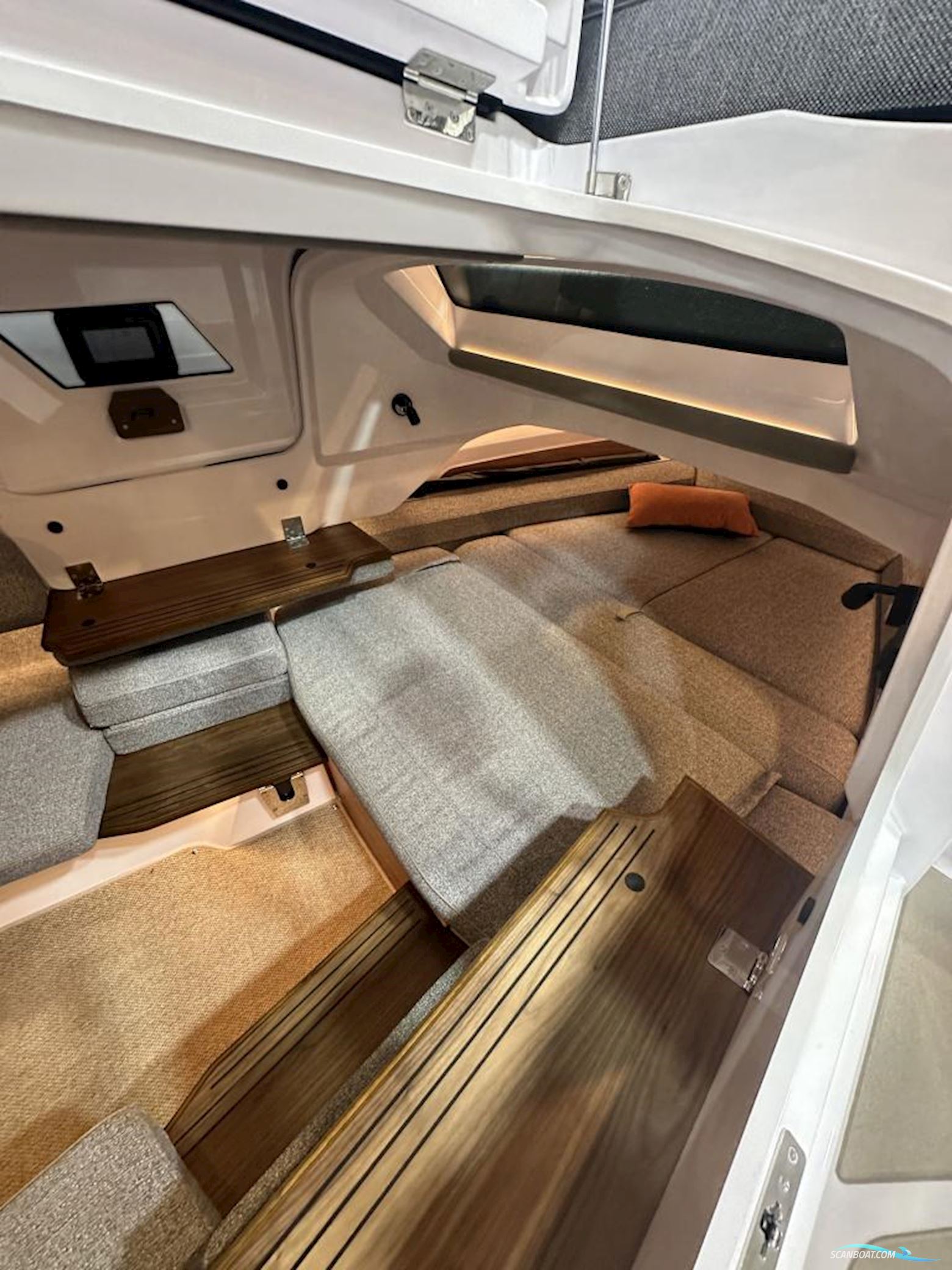 Axopar 38 XC Cross Cabin