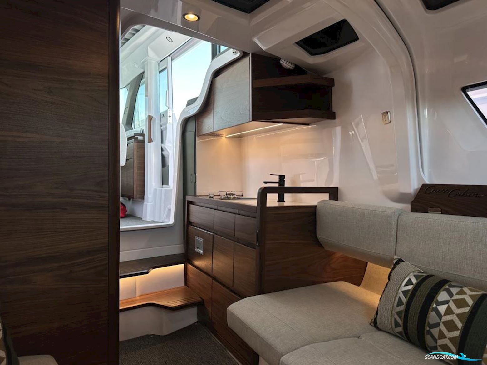 AXOPAR 38 XC Cross Cabin