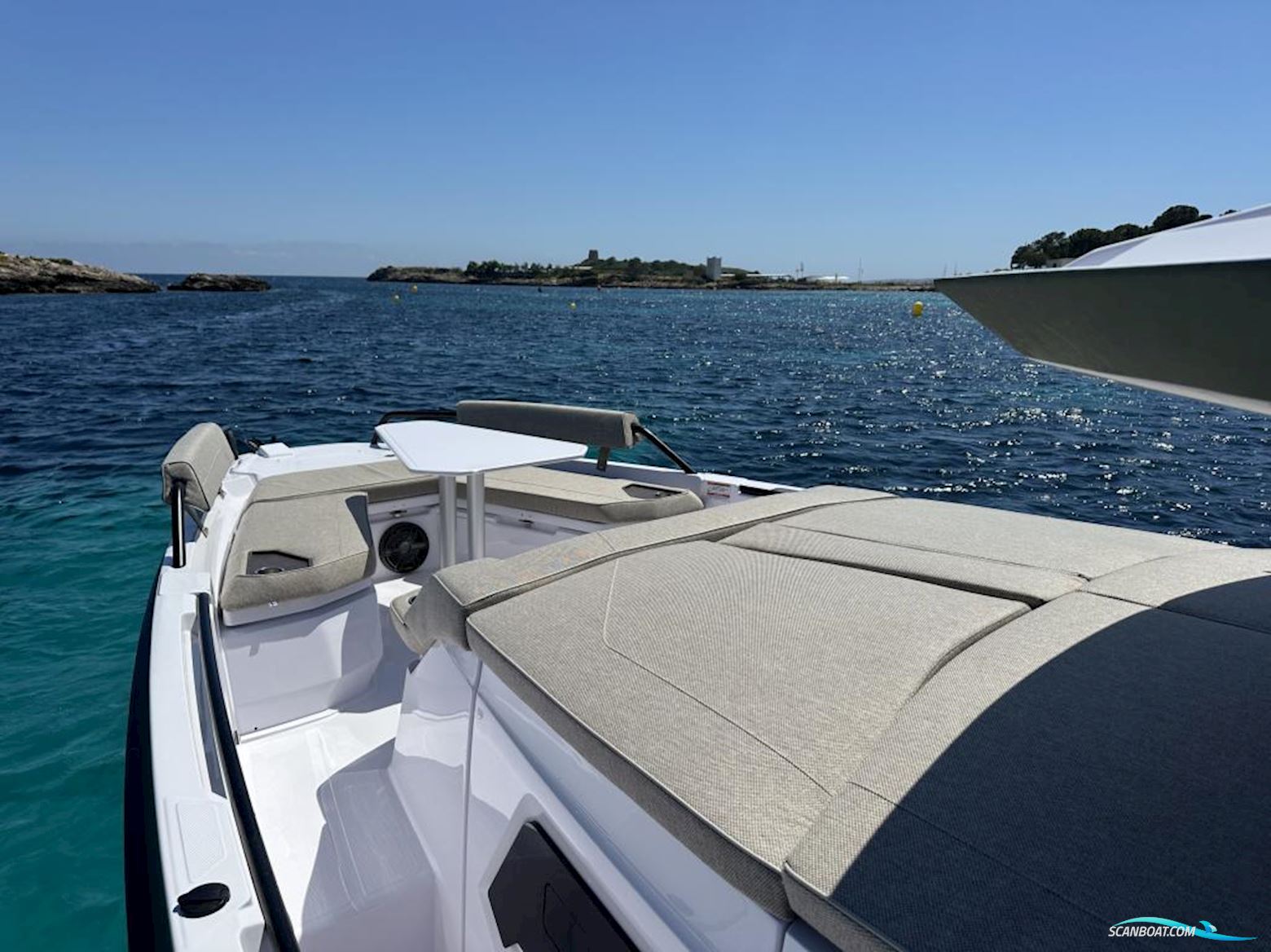 AXOPAR 38 XC Cross Cabin