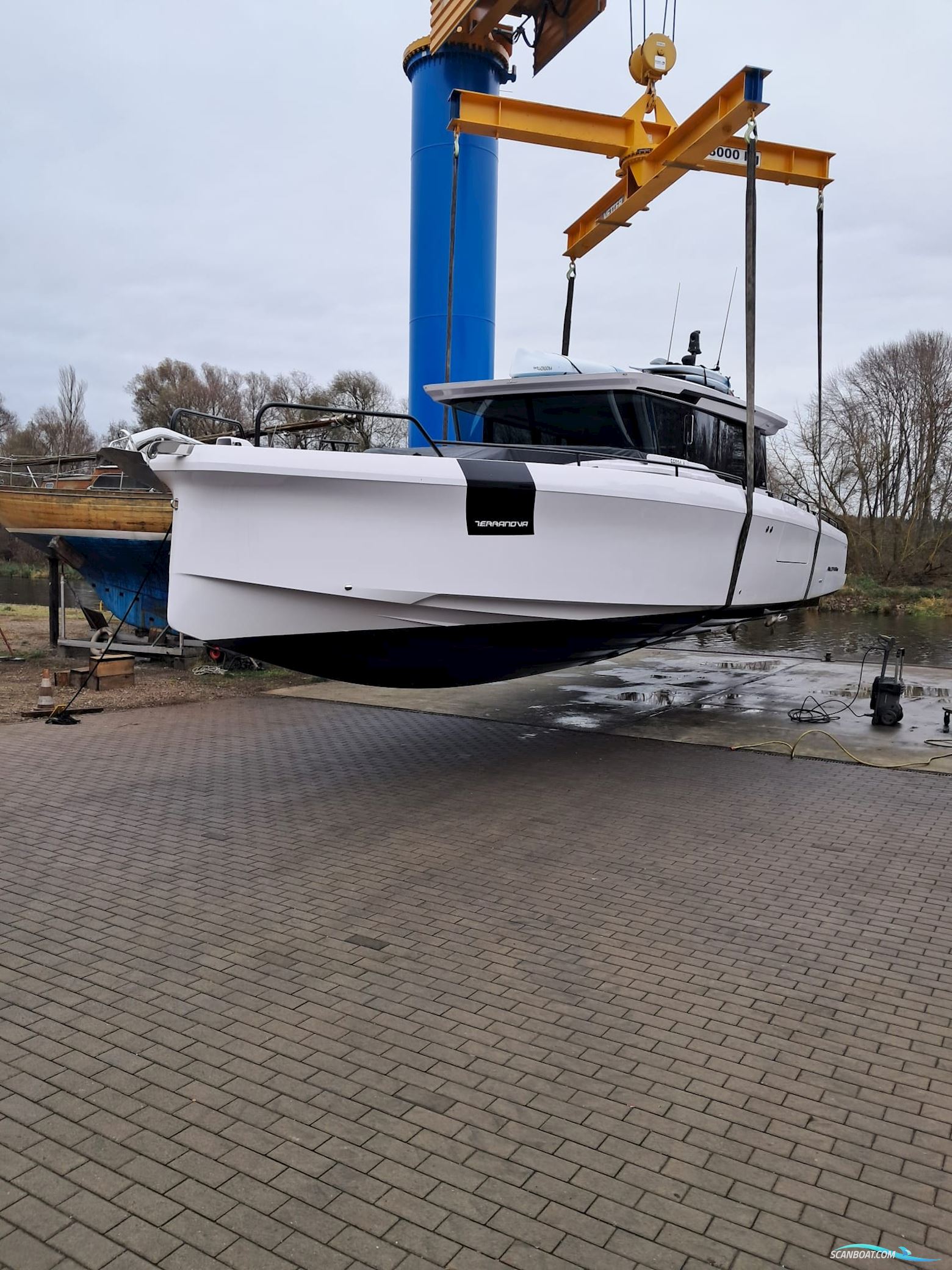 AXOPAR 45 Cross Cabin