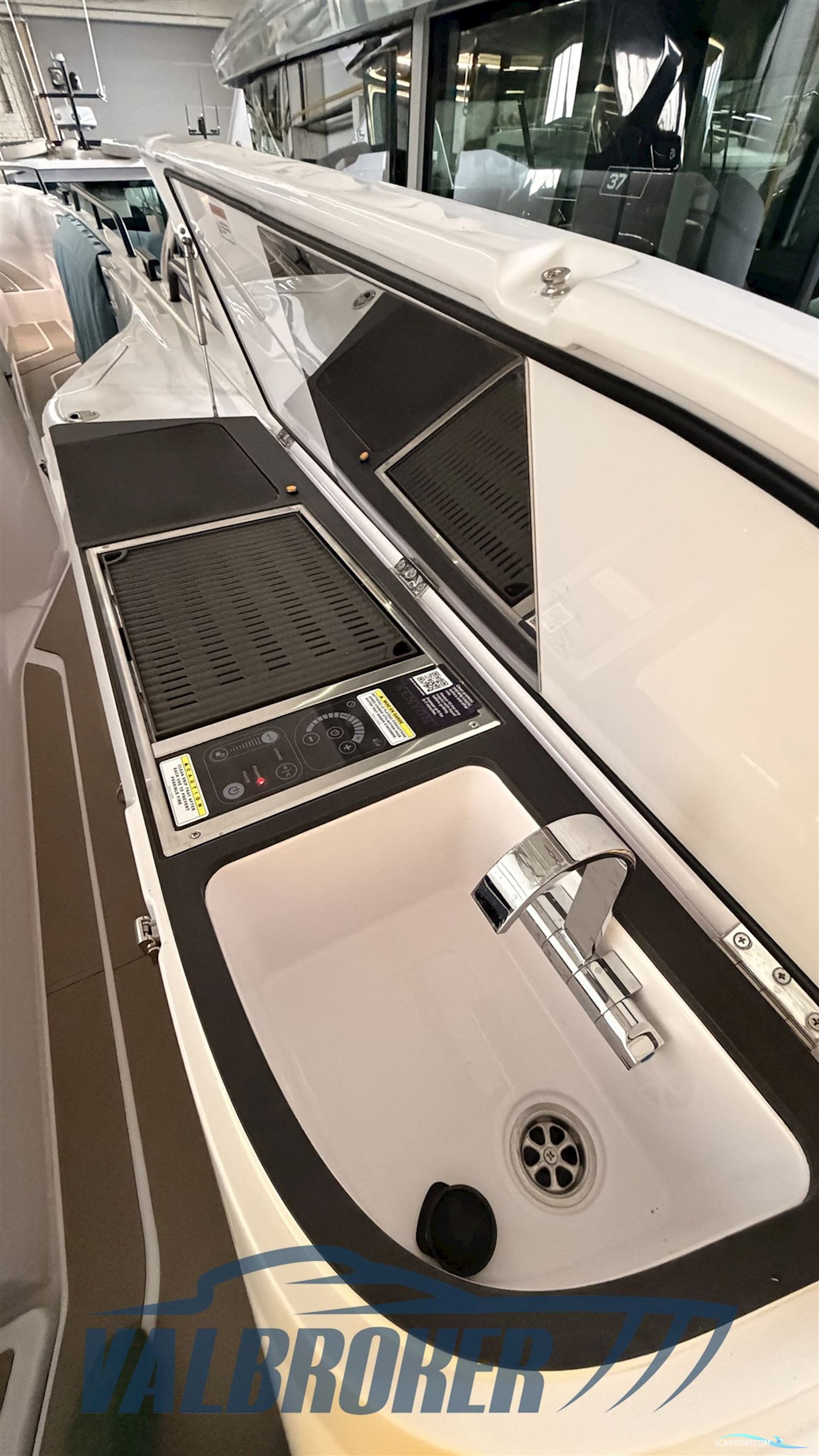 AXOPAR 45 Cross Cabin