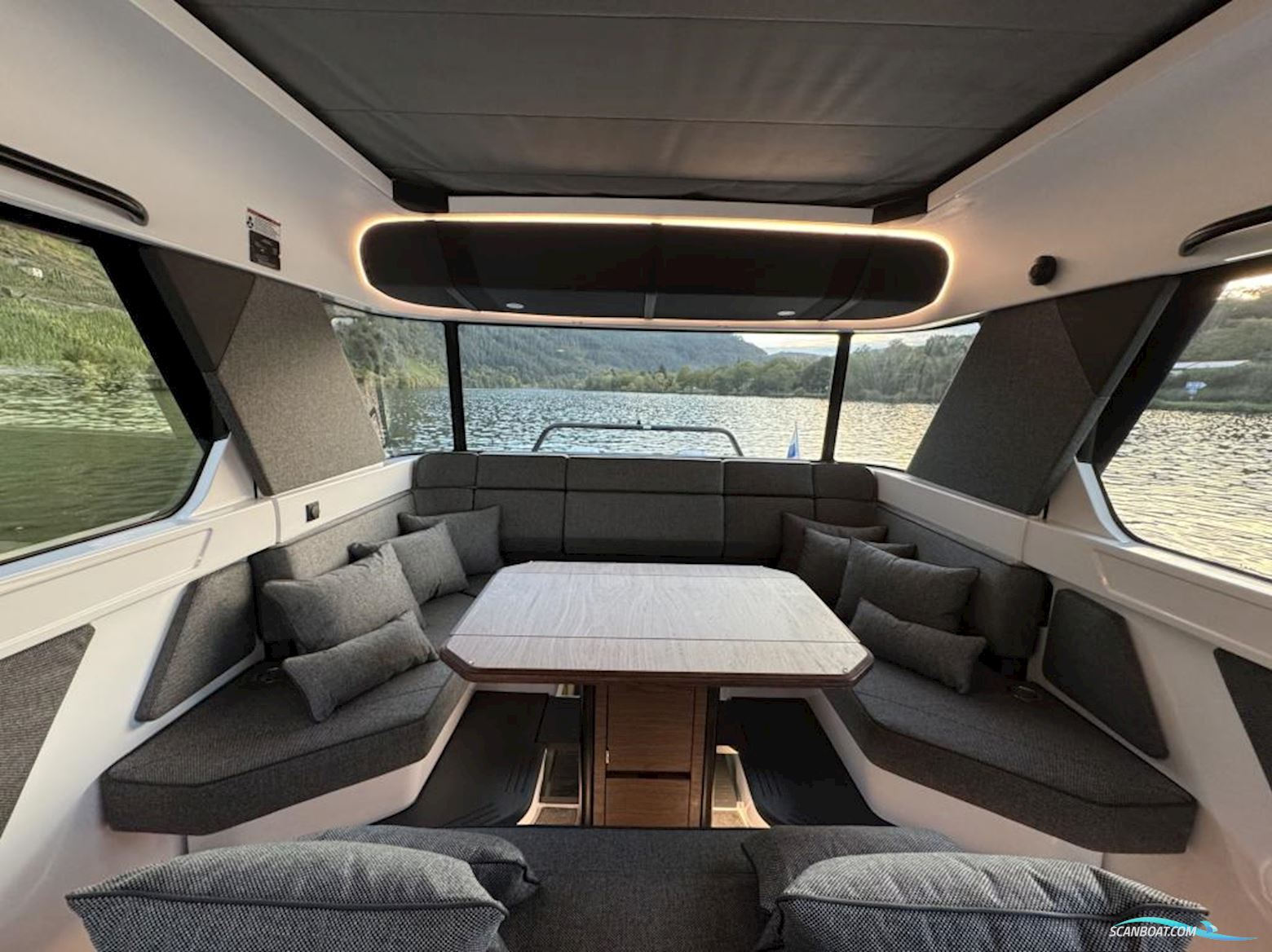 Axopar 45 XC Cross Cabin