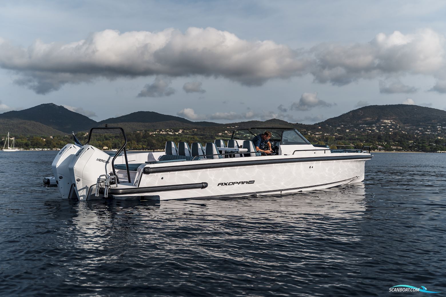 Axopar Yachts 37 Spyder