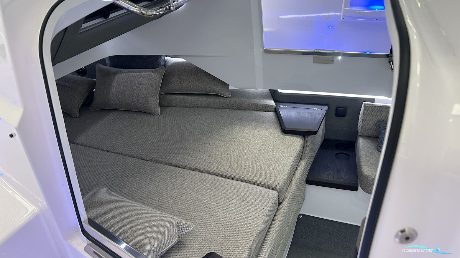Axopar Yachts 37 XC Cross Cabin