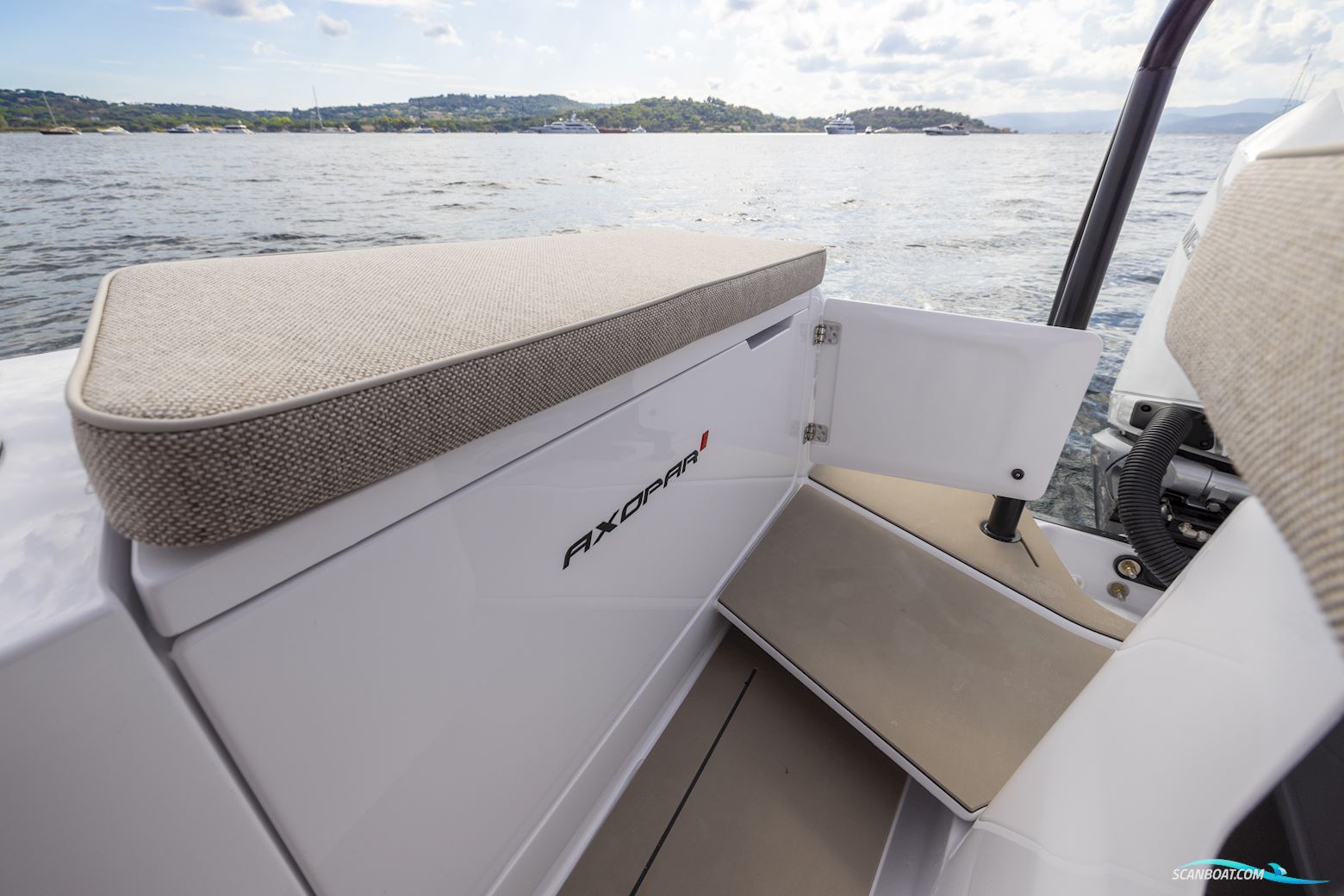 Axopar Yachts 37 XC Cross Cabin