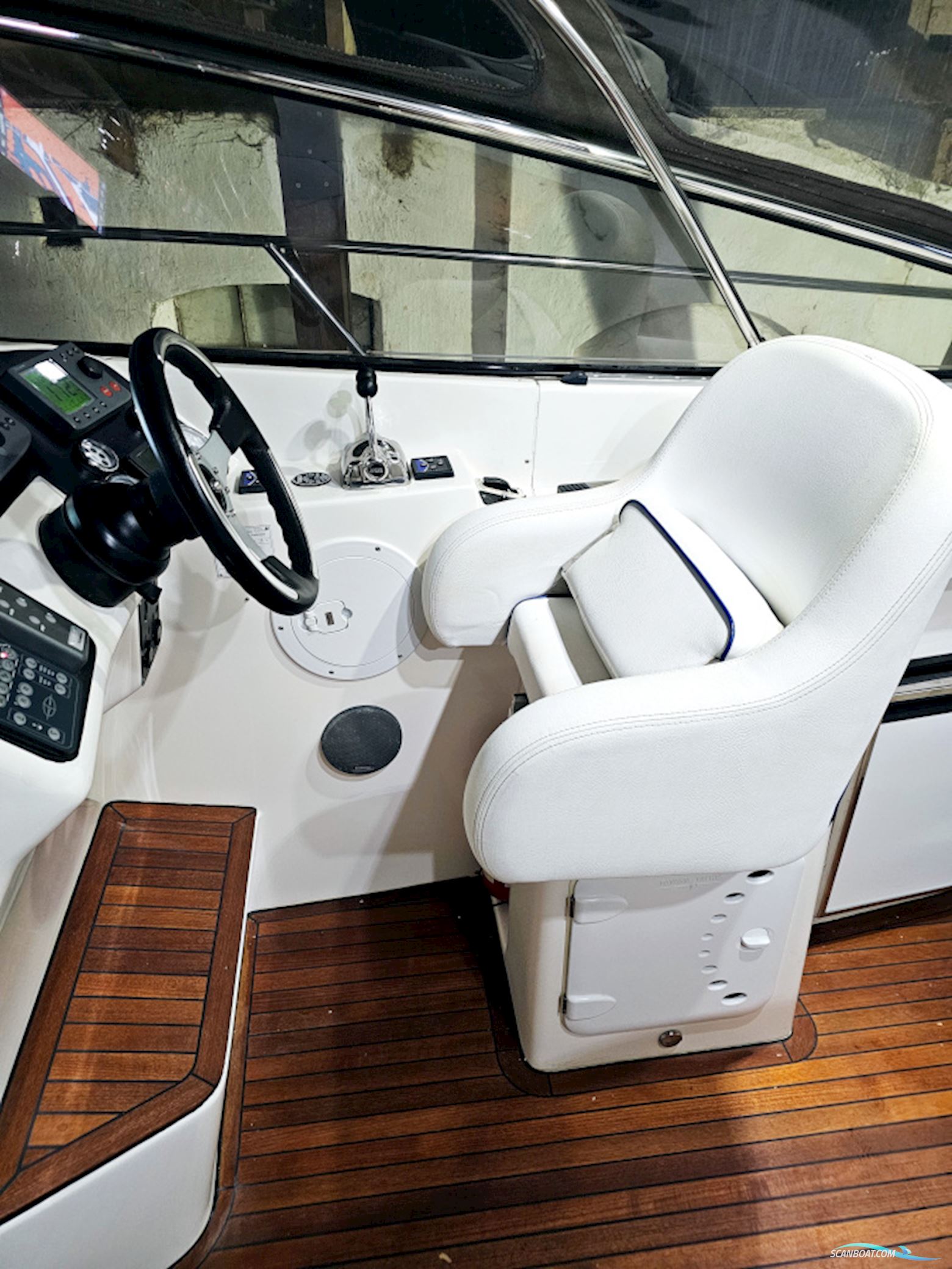 Bavaria 38 Sport Volvo Penta IPS-400 Joystick control