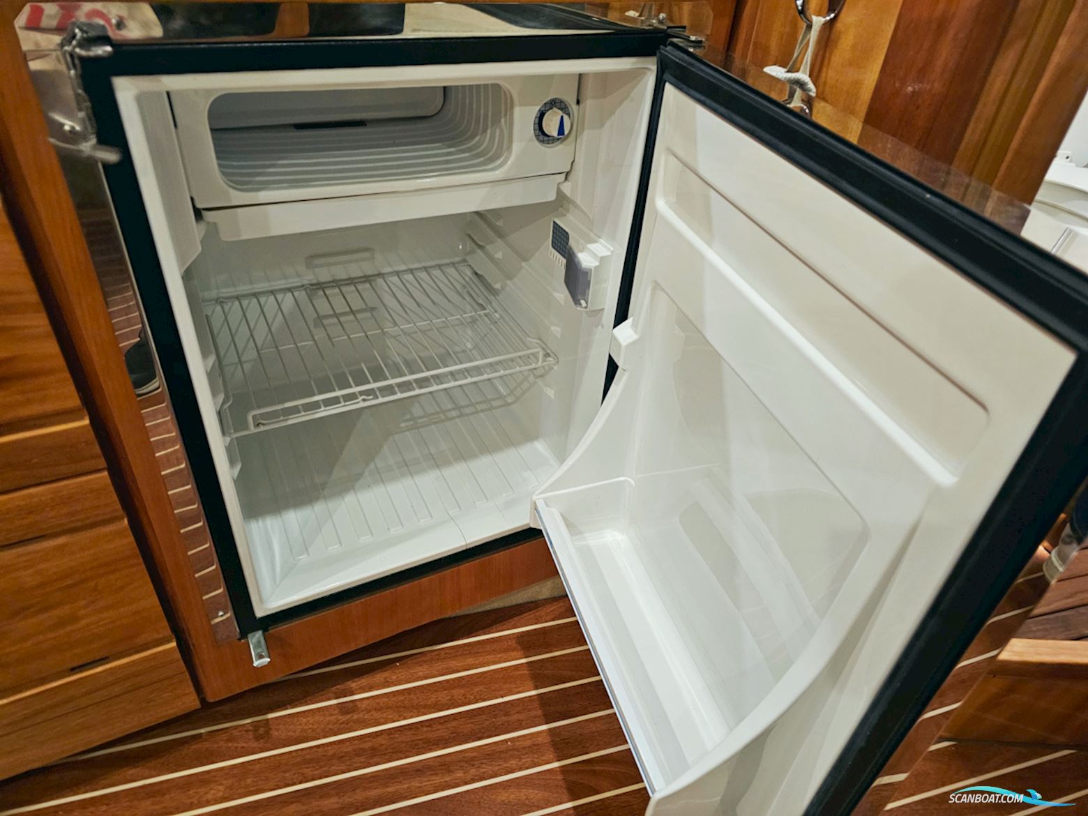 Bavaria 38 Sport Volvo Penta IPS-400 Joystick control