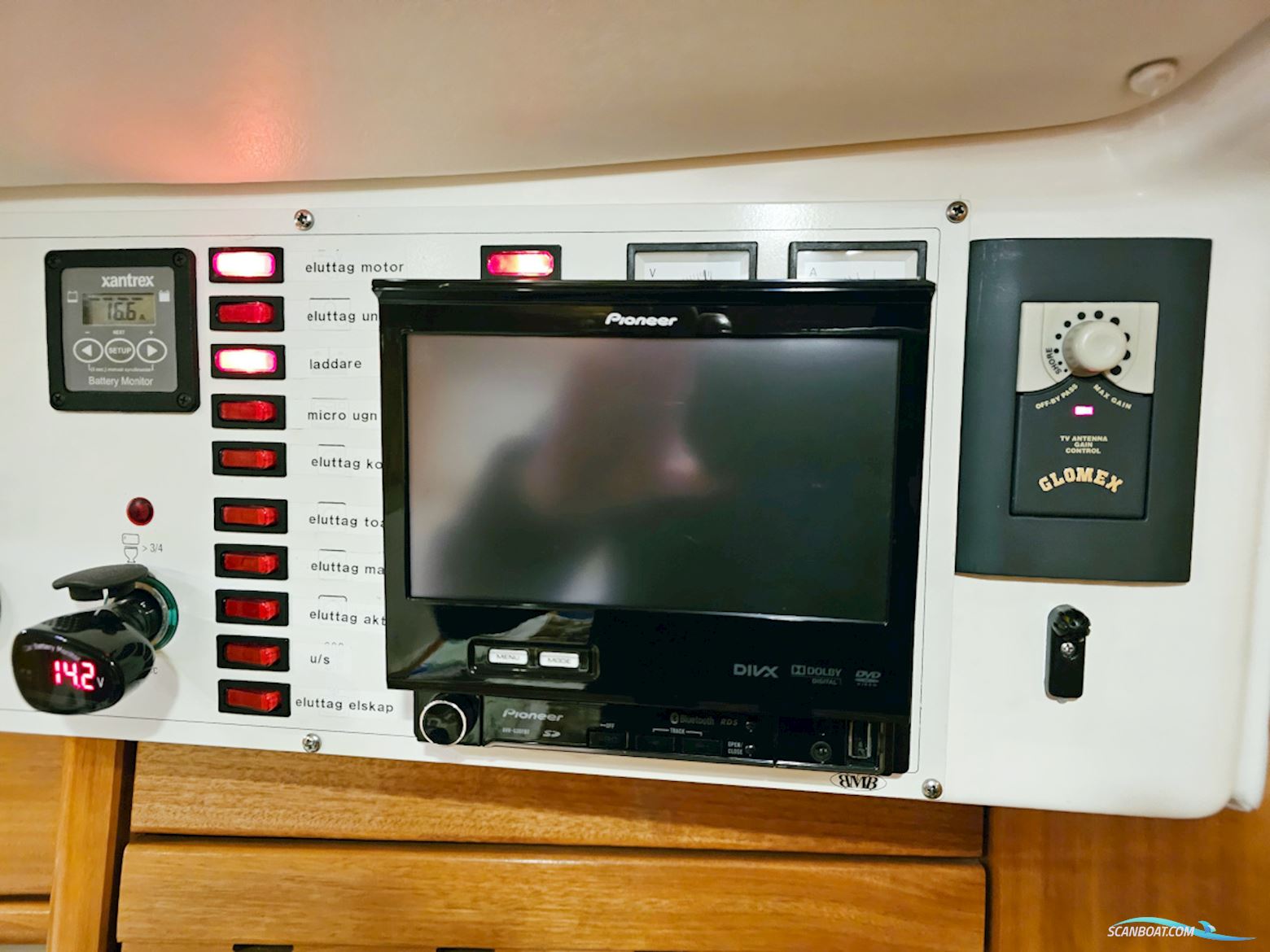 Bavaria 38 Sport Volvo Penta IPS-400 Joystick control