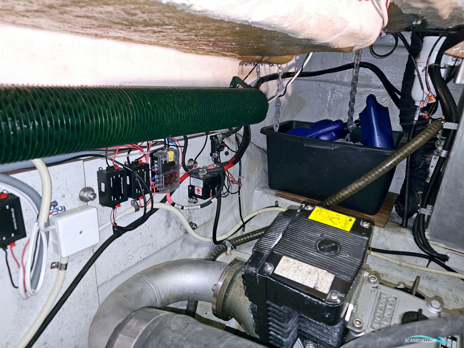 Bavaria 38 Sport Volvo Penta IPS-400 Joystick control