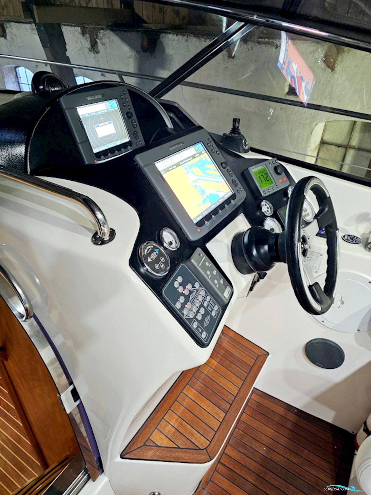 Bavaria 38 Sport Volvo Penta IPS-400 Joystick control