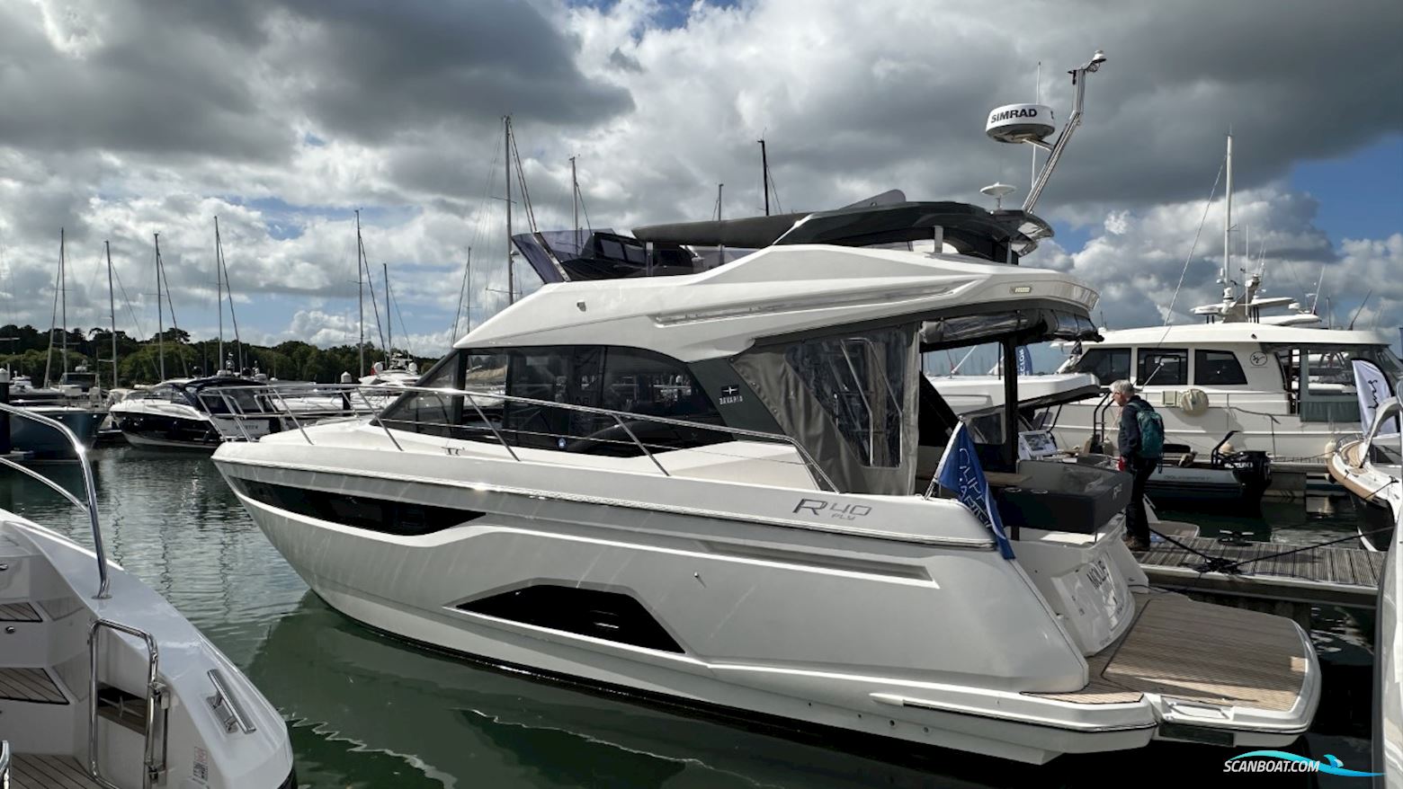 Bavaria R40 Fly Motorbåt 2023, med Volvo Penta motor, England