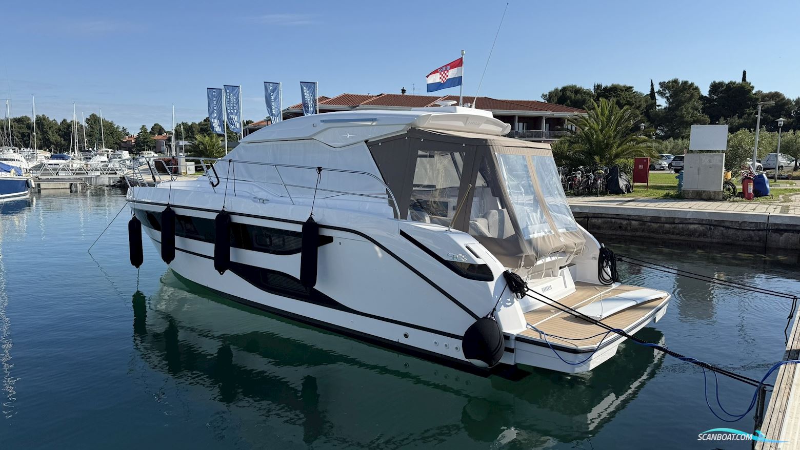 Bavaria SR 38 HT - Demo Boot Motorbåt 2024, med Volvo Penta D4-300 Aquamatic motor, Kroatien