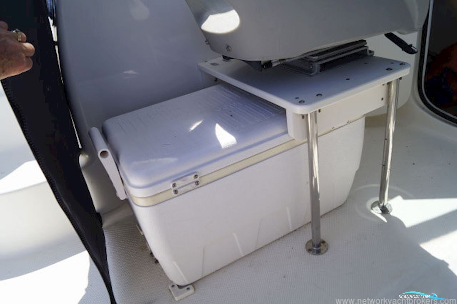 Bayliner Trophy 2102 Walkaround