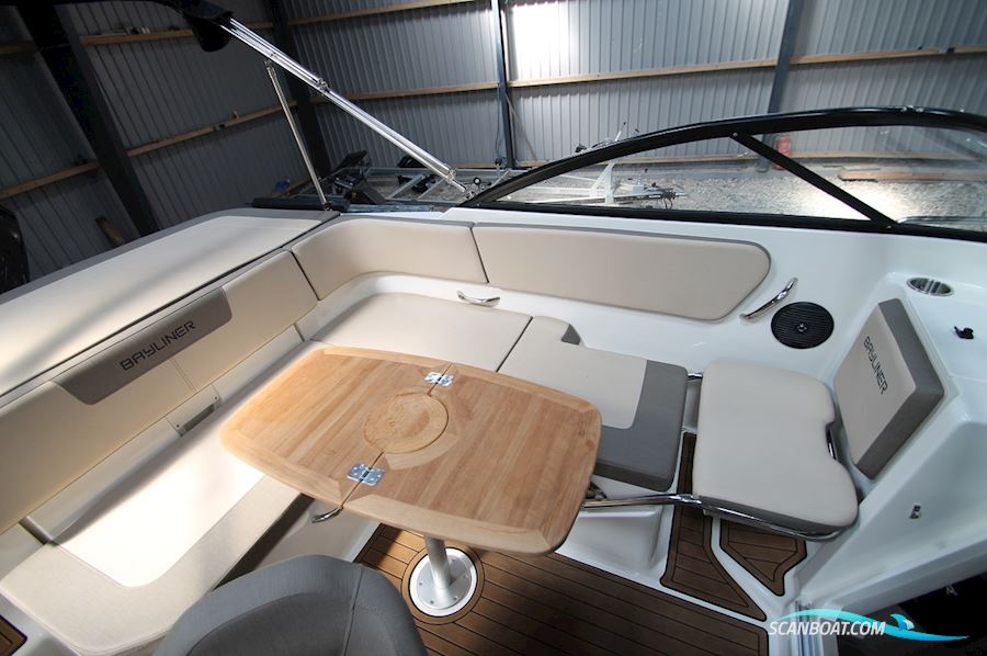 Bayliner VR5 Cuddy Cabin