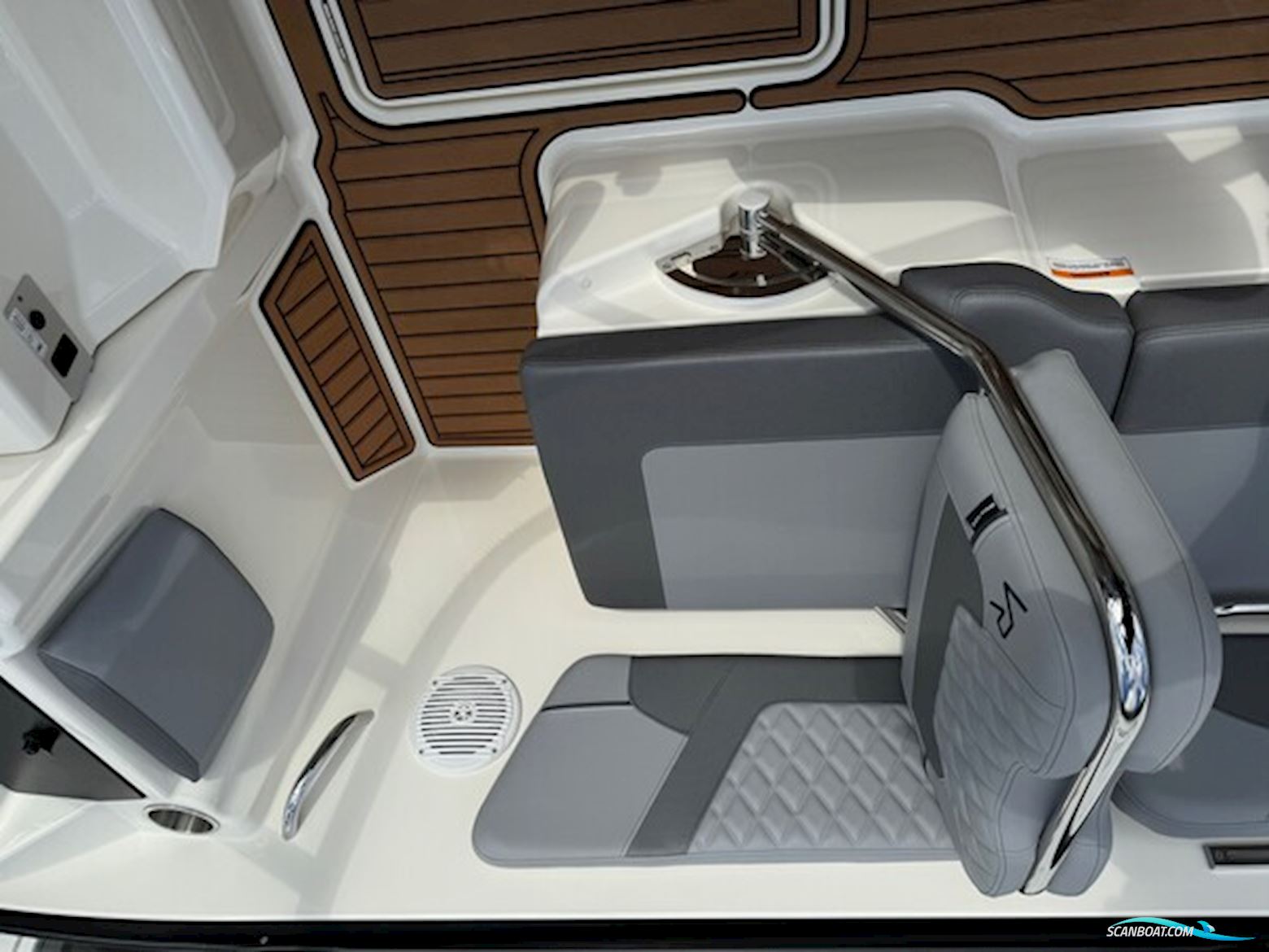 Bayliner VR6 Cuddy med F250 Mercury Verado AM DS XL V8 CF - Anvisningssalg.