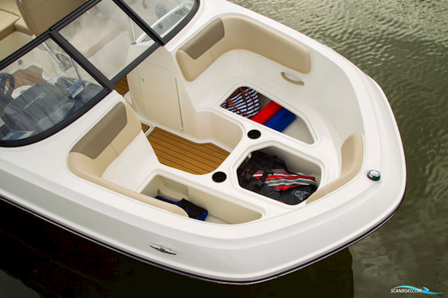 Bayliner VR6 med MerCruiser sterndrive