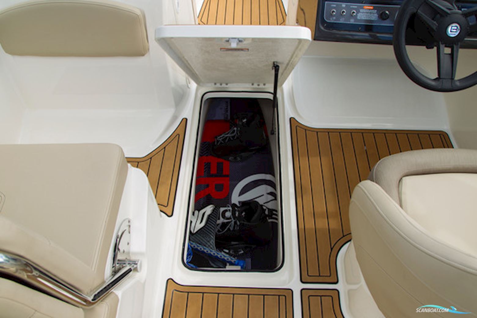 Bayliner VR6 med MerCruiser sterndrive
