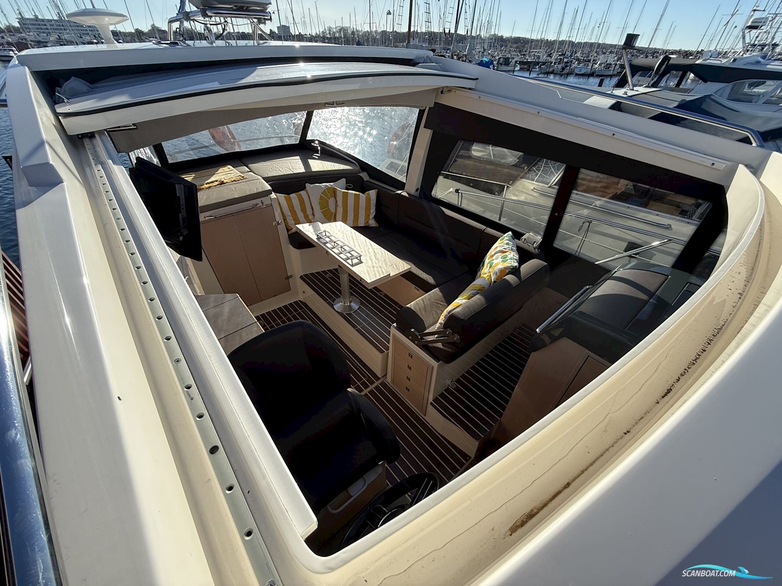 Bella 9000 Utroligt Rummelig Familiebåd