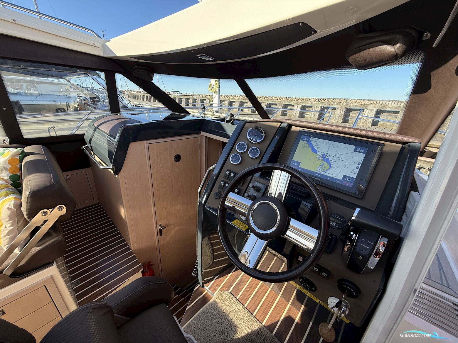 Bella 9000 Utroligt Rummelig Familiebåd