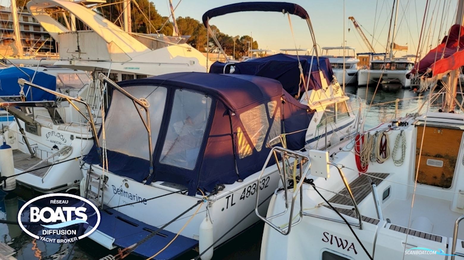 Bertram 28 Fly Motorbåt 1979, med Mercruiser motor, Frankrike