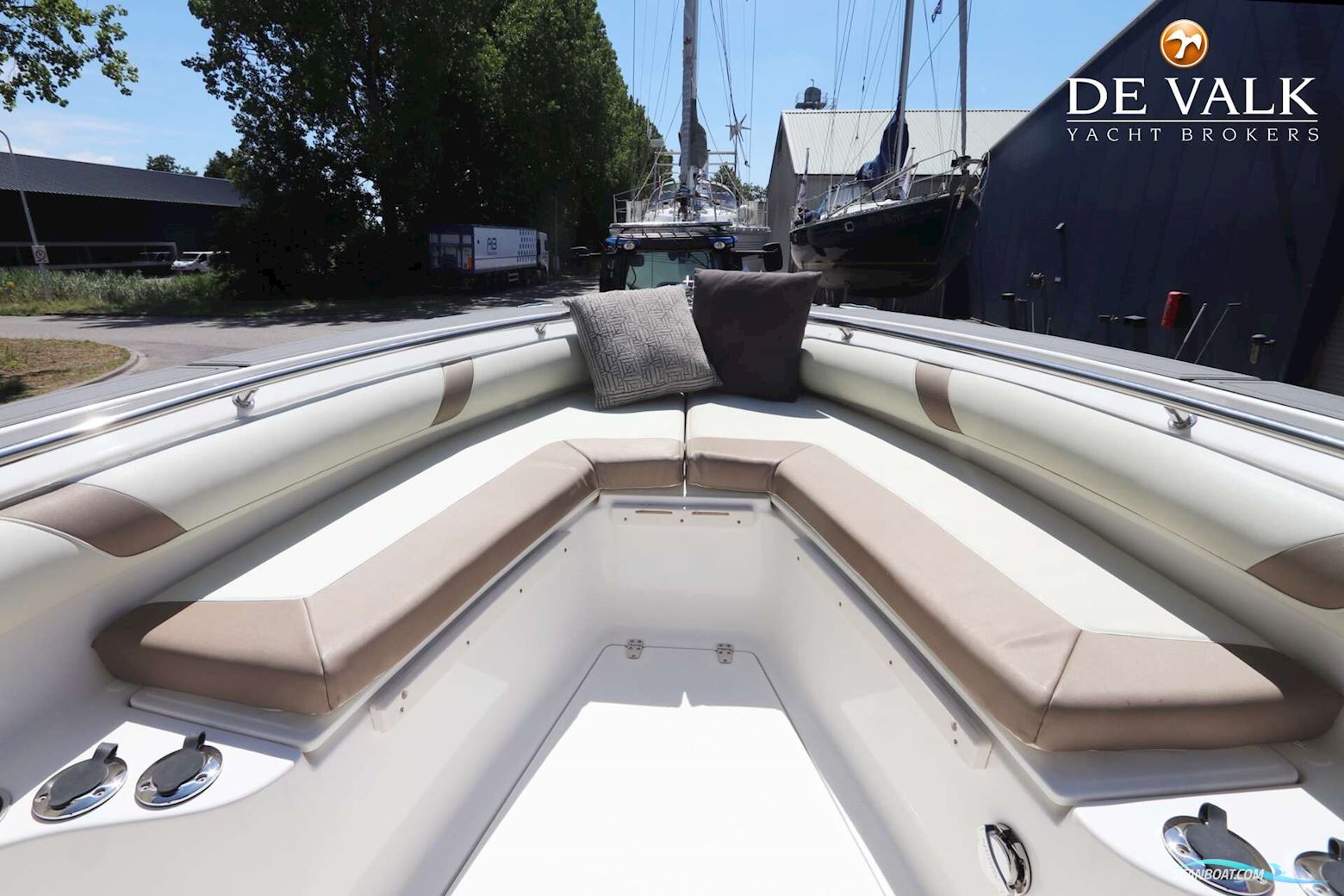 Boston Whaler 270 Outrage