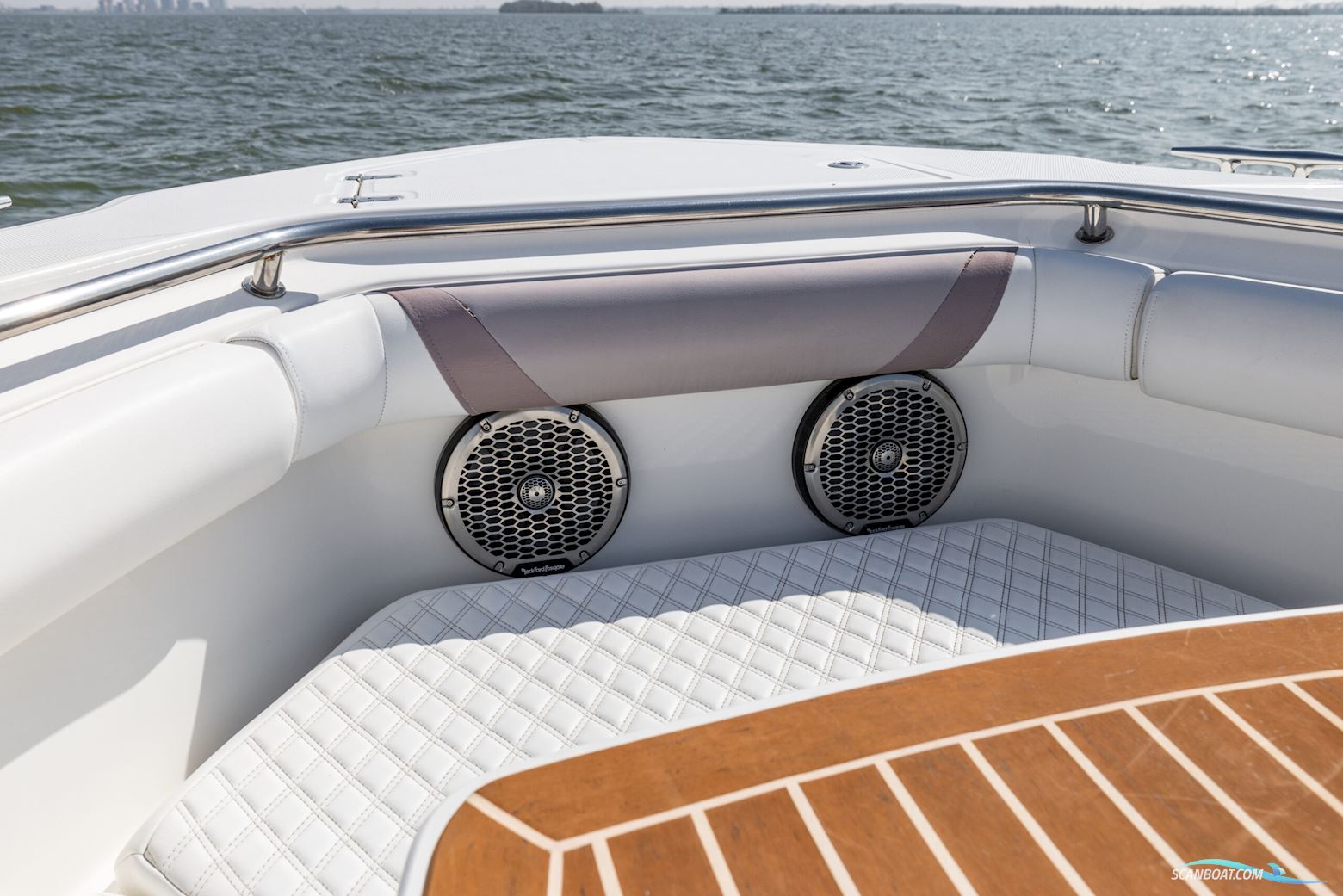 Boston Whaler 370 Outrage