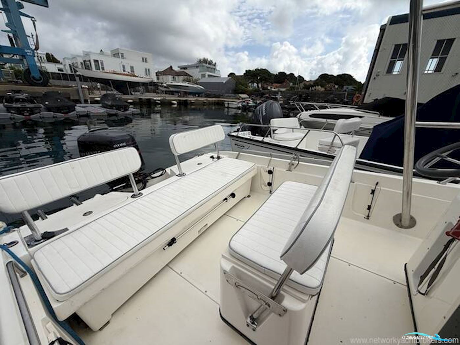 Boston Whaler Dauntless 18