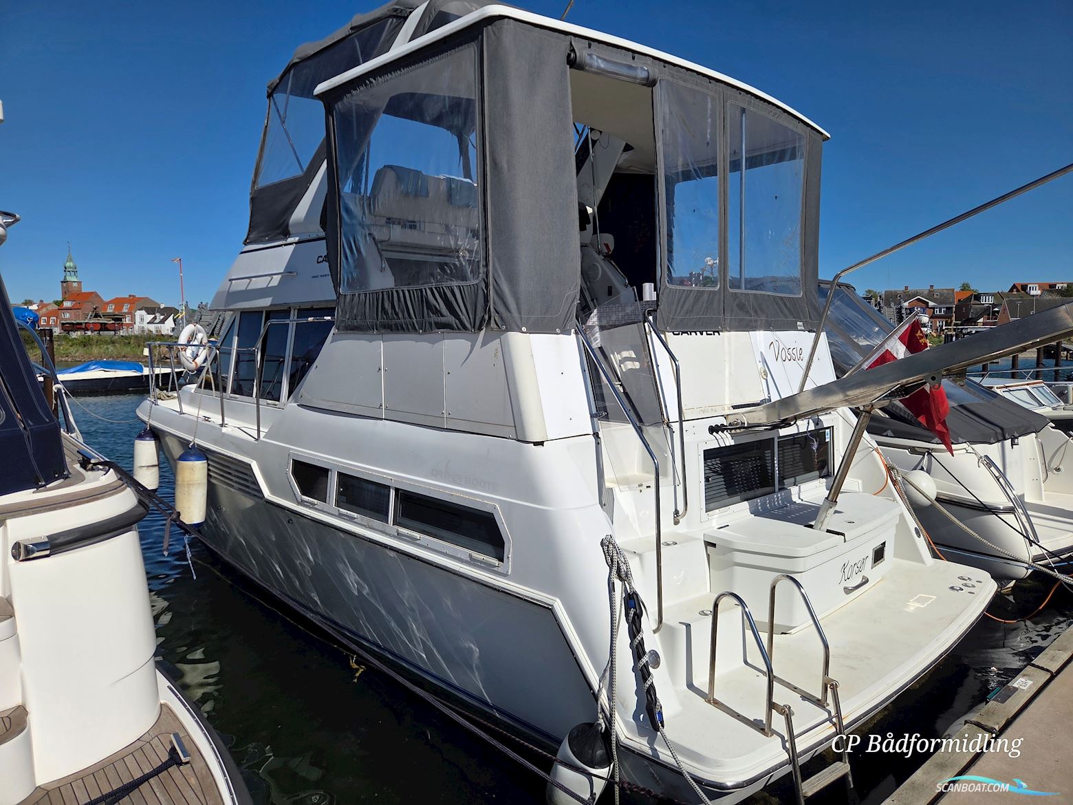 Carver 325 Flybridge Aft Cabin