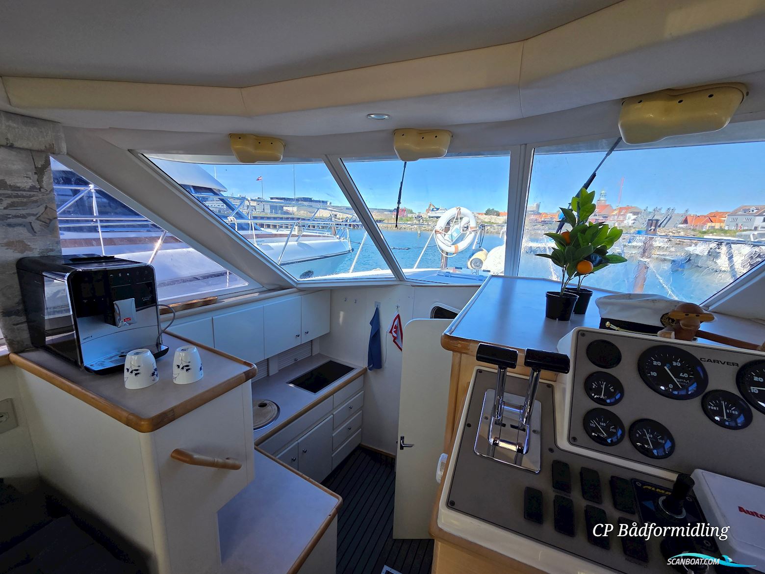 Carver 325 Flybridge Aft Cabin