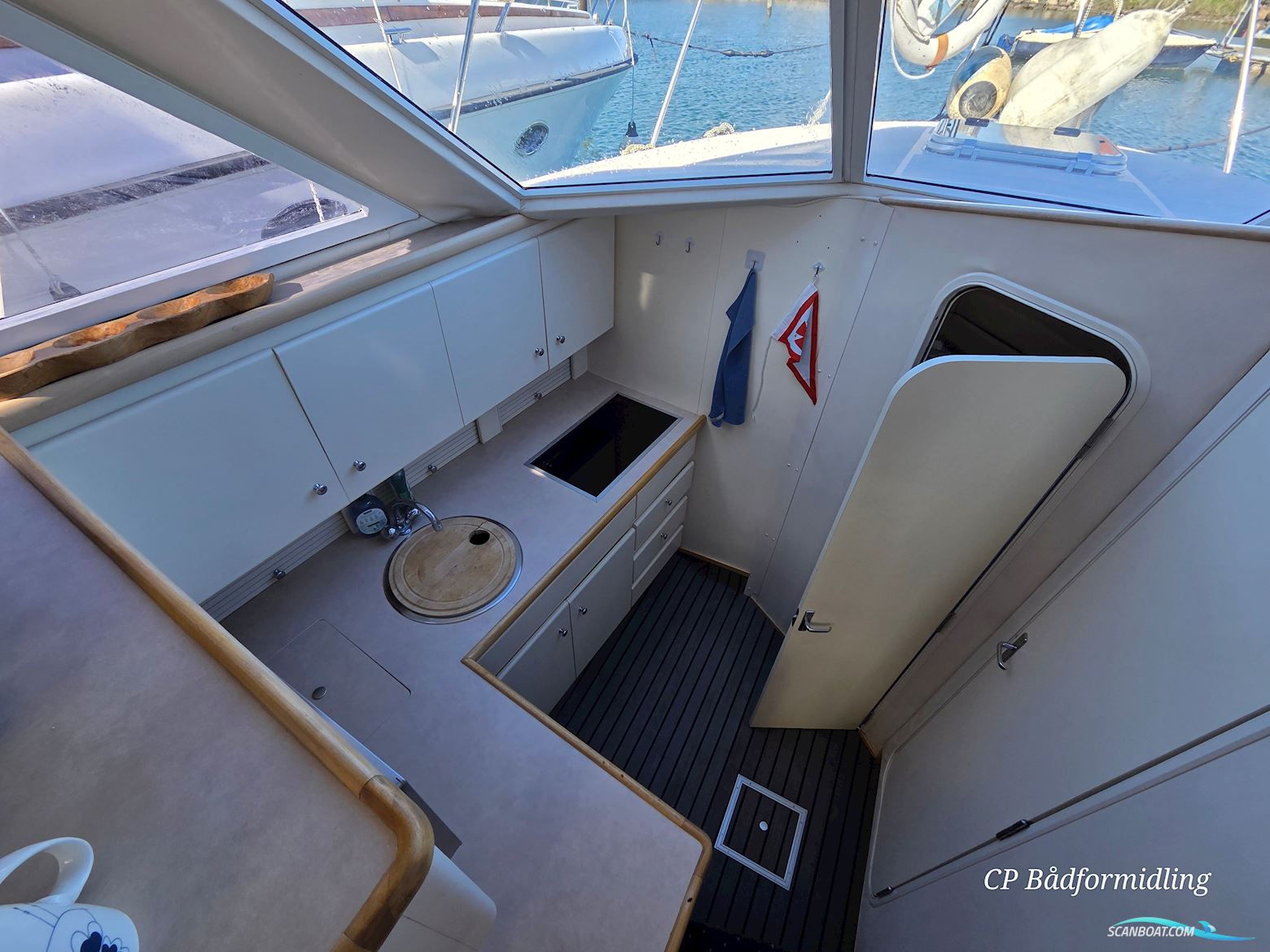 Carver 325 Flybridge Aft Cabin