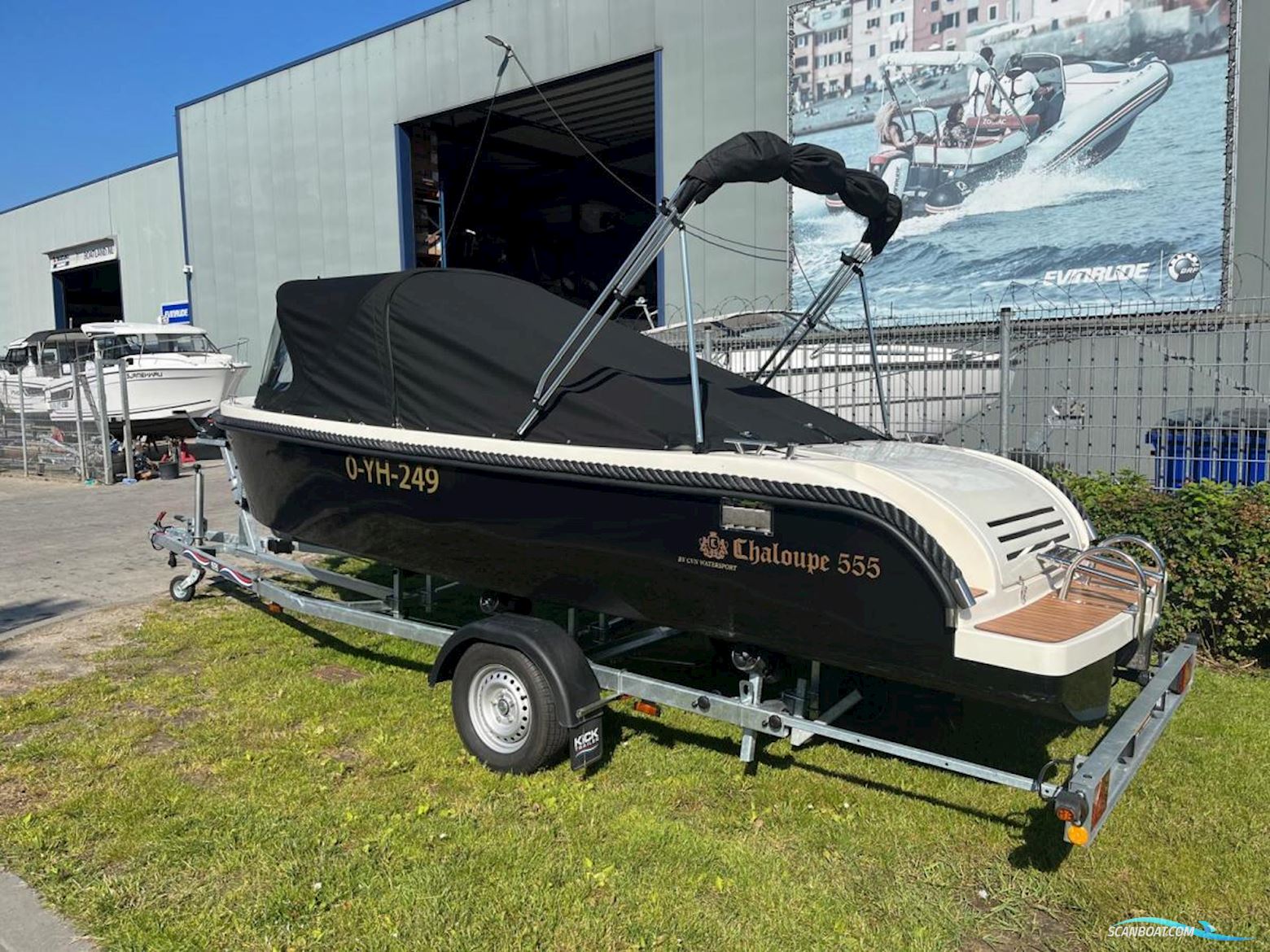 Chaloupe 555